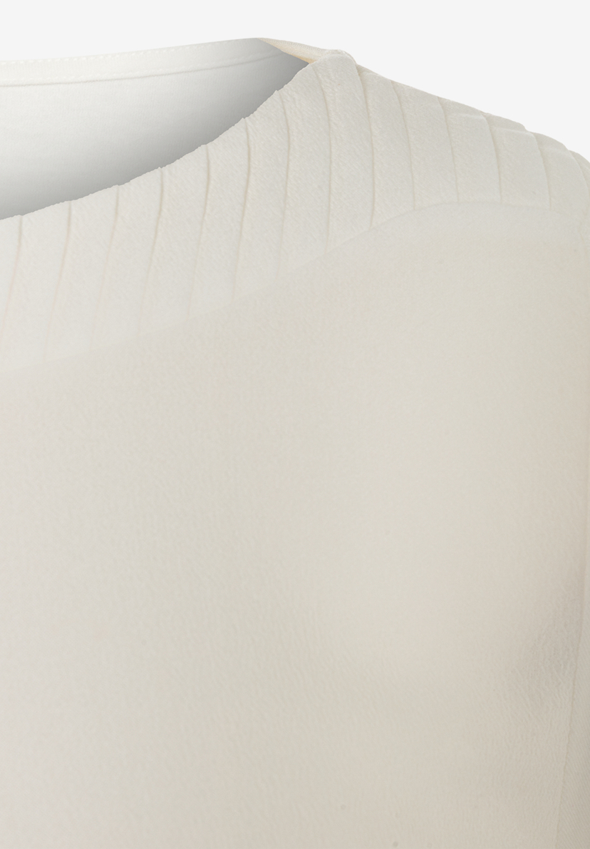 MORE & MORE Bluse: Detailansicht cremefarbenes Oberteil mit Falten am Rundhalsausschnitt und Schultern. MORE & MORE Bluse: Detailansicht cremefarbenes Oberteil mit Falten am Rundhalsausschnitt und Schultern.