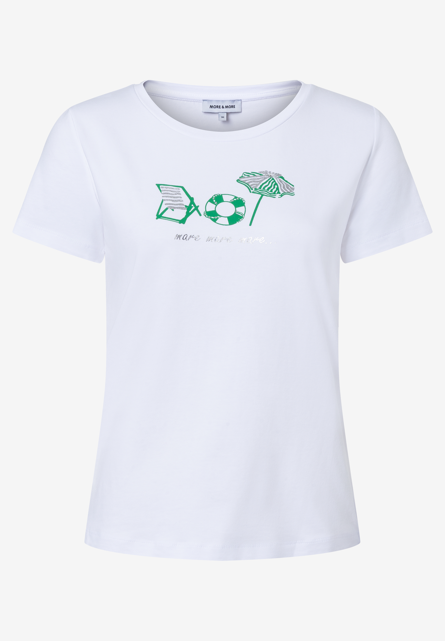 Ein weißes MORE & MORE T-Shirt mit Strandmotiven wie Liegestuhl, Rettungsring und Sonnenschirm.