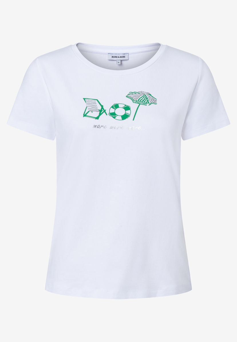 Ein weißes MORE & MORE T-Shirt mit Strandmotiven wie Liegestuhl, Rettungsring und Sonnenschirm.