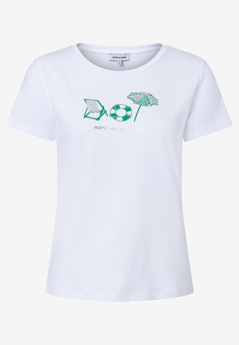 Ein weißes MORE & MORE T-Shirt mit sommerlichen Motiven wie Strandkorb und Sonnenschirm. Ein weißes MORE & MORE T-Shirt mit sommerlichen Motiven wie Strandkorb und Sonnenschirm.