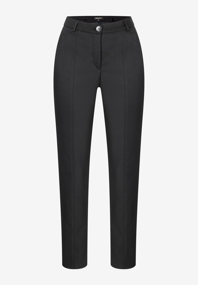 Eine schwarze Stretch-Hose von MORE & MORE mit geradem Bein und Knopfverschluss. Eine schwarze Stretch-Hose von MORE & MORE mit geradem Bein und Knopfverschluss.