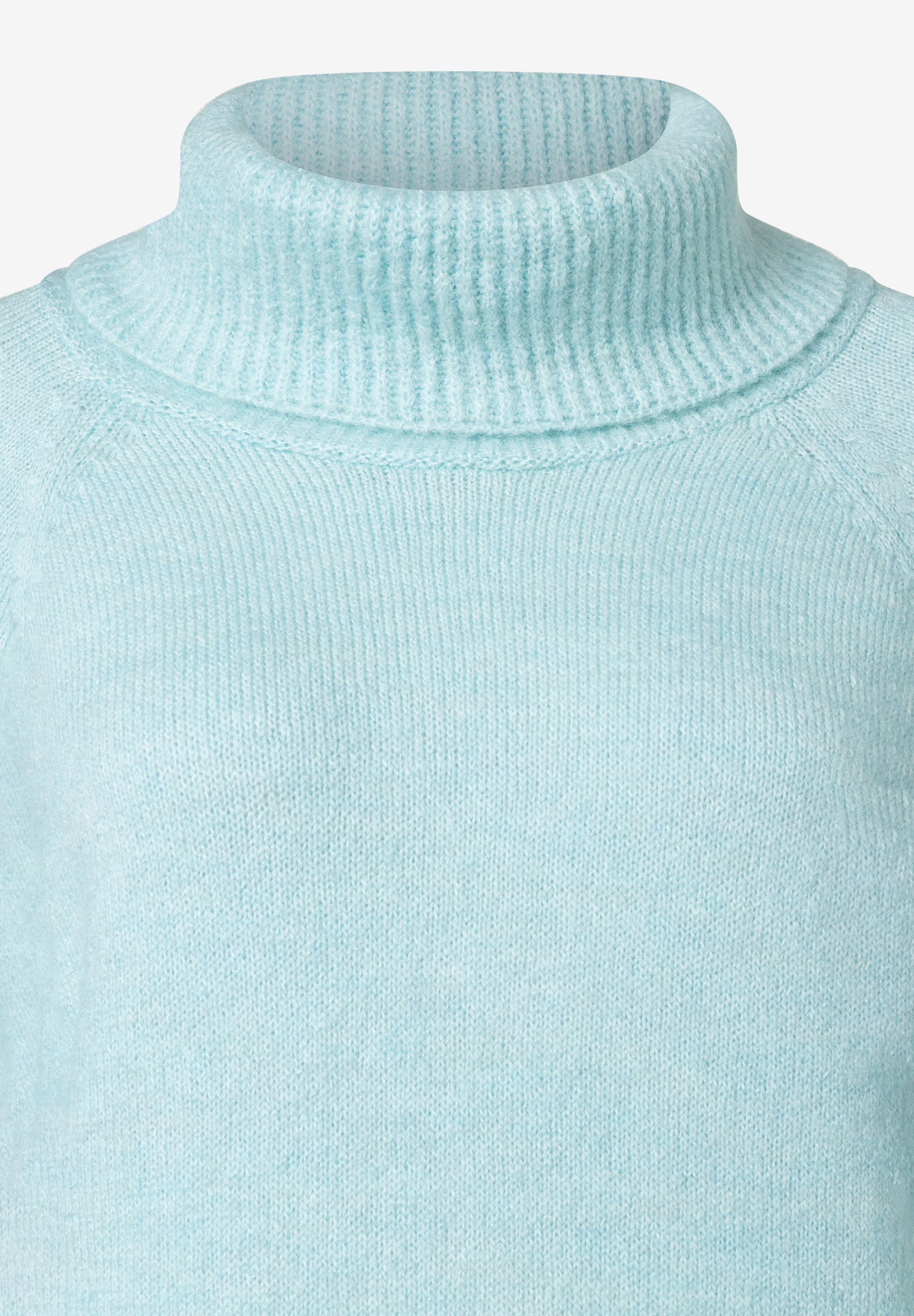 Nahaufnahme eines hellblauen MORE & MORE Strickpullovers mit Rollkragen. Nahaufnahme eines hellblauen MORE & MORE Strickpullovers mit Rollkragen.