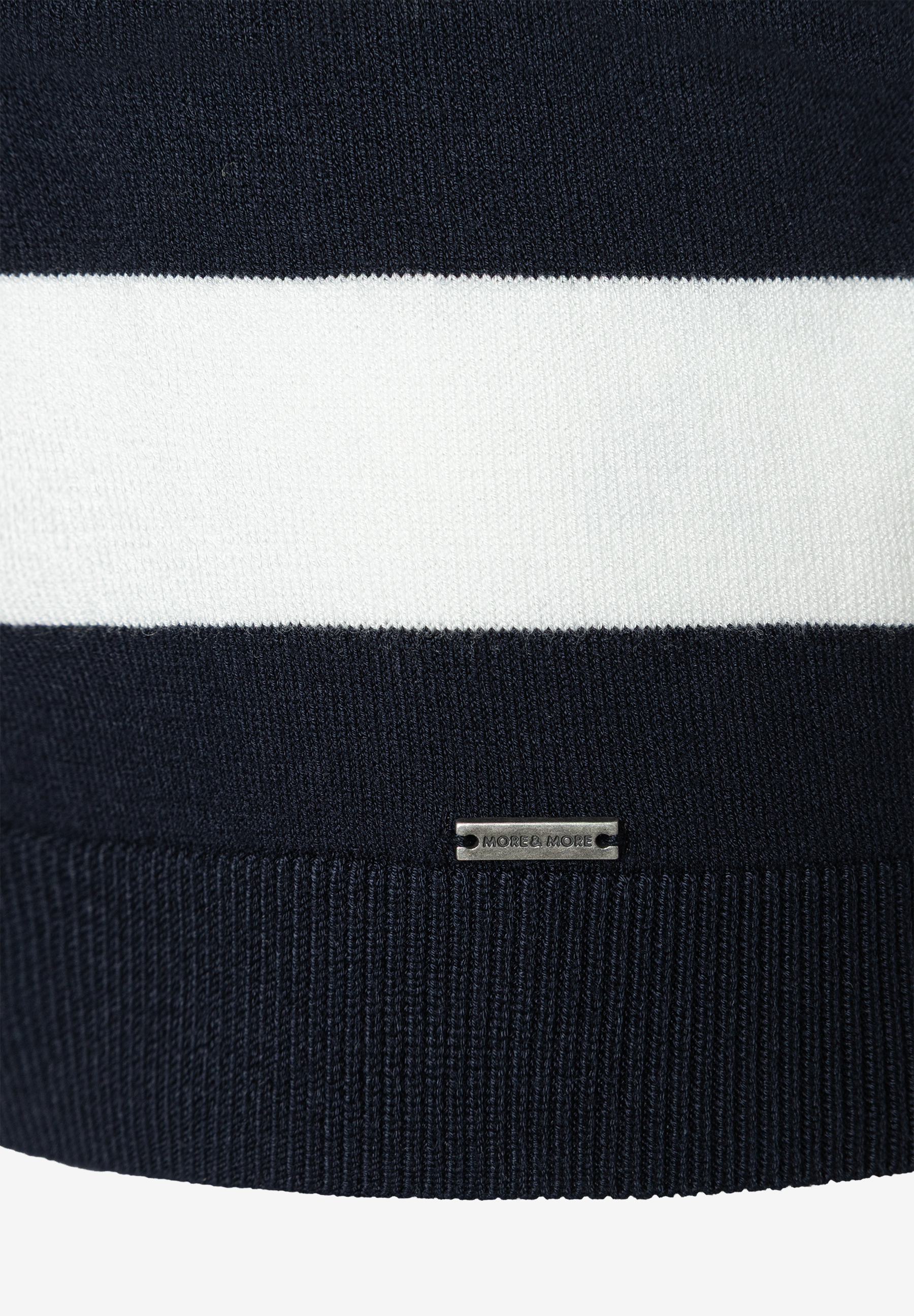 Nahaufnahme eines gestreiften MORE & MORE Feinstrick-Pullovers mit Logo-Detail für angenehmen Tragekomfort. Nahaufnahme eines gestreiften MORE & MORE Feinstrick-Pullovers mit Logo-Detail für angenehmen Tragekomfort.