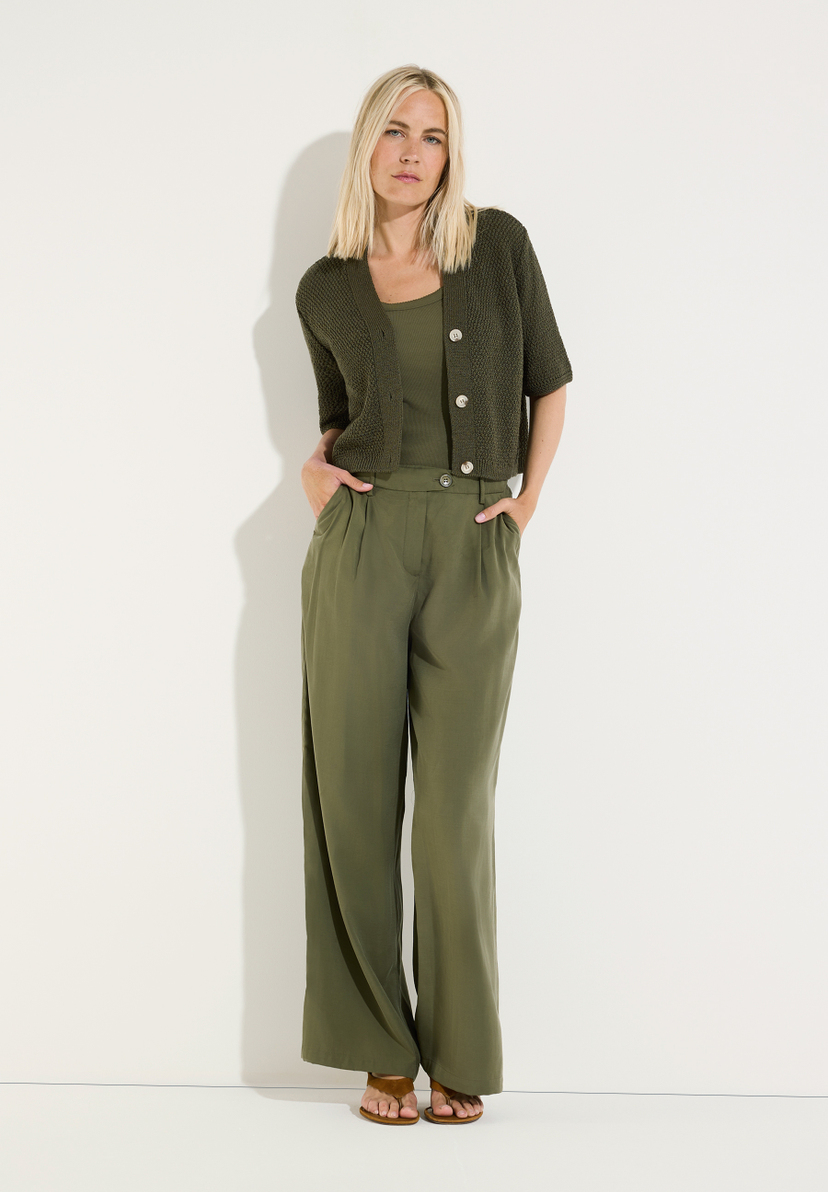 MORE & MORE geripptes, olivgrünes Top, kombiniert mit einer weiten Hose mit Blätterprint. Angenehmer Tragekomfort. MORE & MORE geripptes, olivgrünes Top, kombiniert mit einer weiten Hose mit Blätterprint. Angenehmer Tragekomfort.