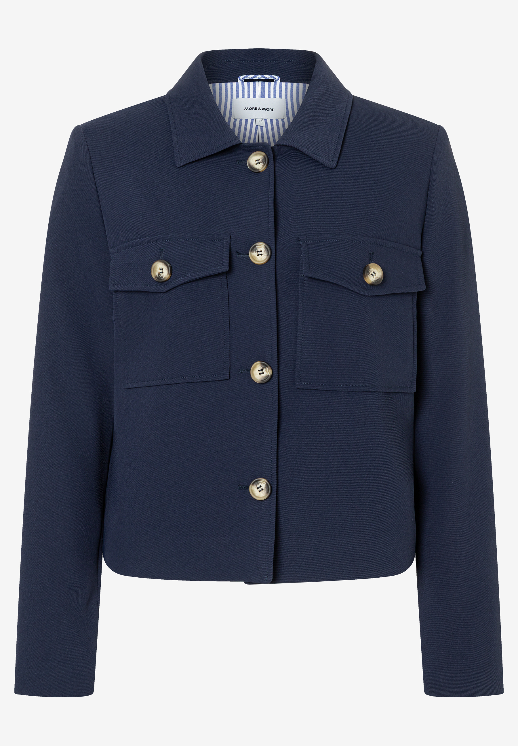 Ein blauer Blazer von MORE & MORE mit Knopfleiste und aufgesetzten Brusttaschen. Ein blauer Blazer von MORE & MORE mit Knopfleiste und aufgesetzten Brusttaschen.