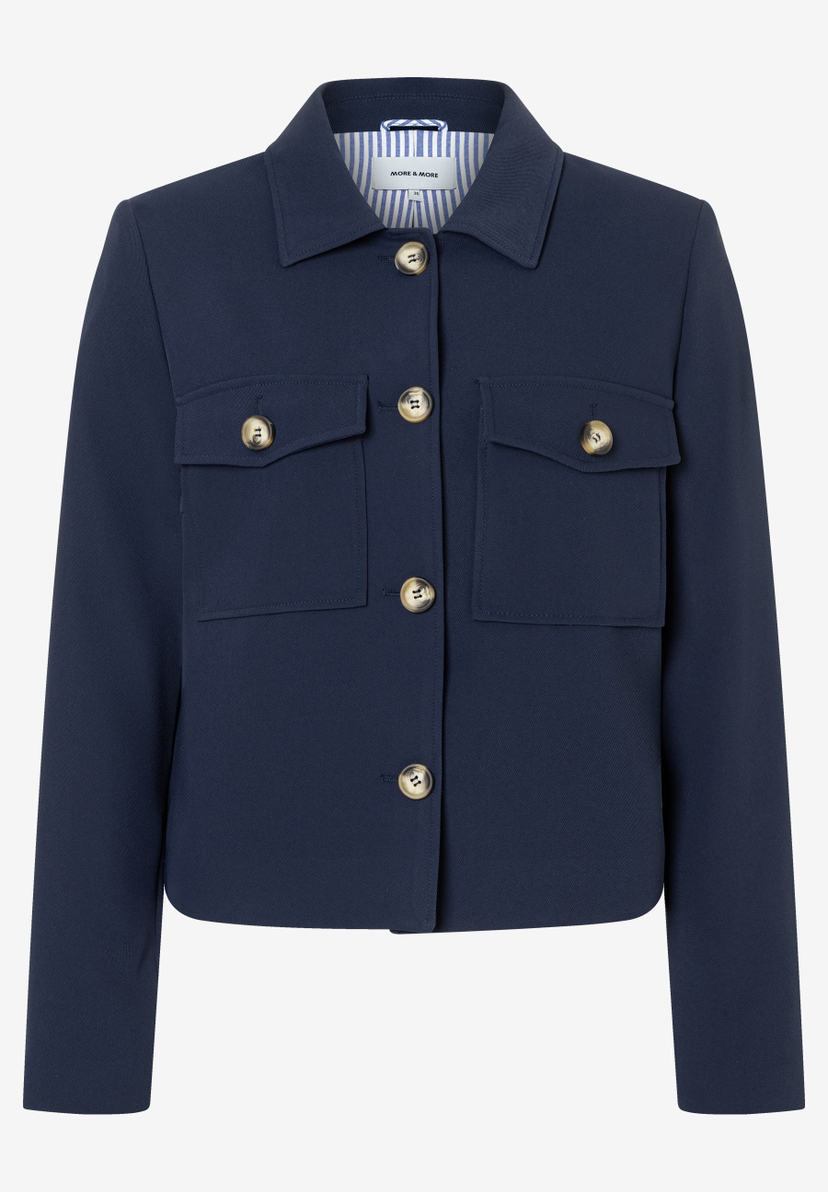 Ein blauer Blazer von MORE & MORE mit Knopfleiste und aufgesetzten Brusttaschen. Ein blauer Blazer von MORE & MORE mit Knopfleiste und aufgesetzten Brusttaschen.
