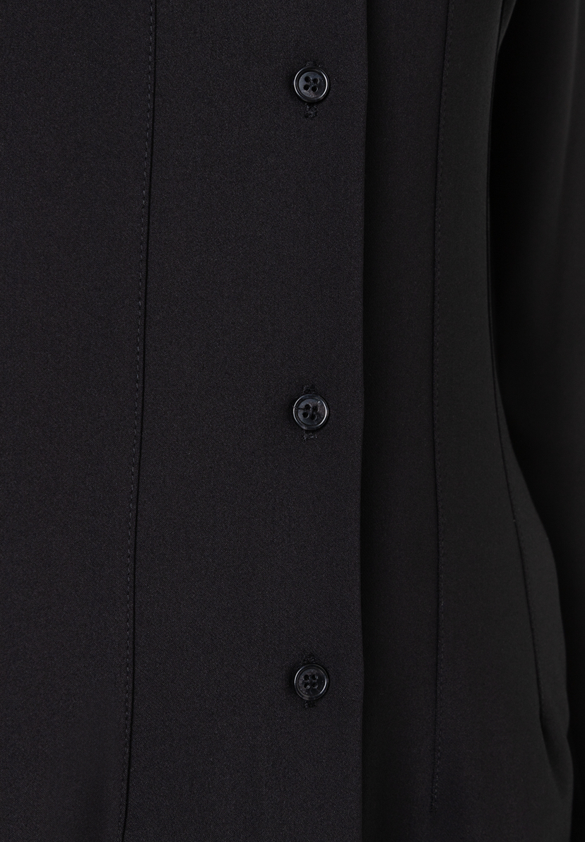 Nahaufnahme eines schwarzen MORE & MORE Oberteils mit Knöpfen und dezenten Ziernähten. Nahaufnahme eines schwarzen MORE & MORE Oberteils mit Knöpfen und dezenten Ziernähten.