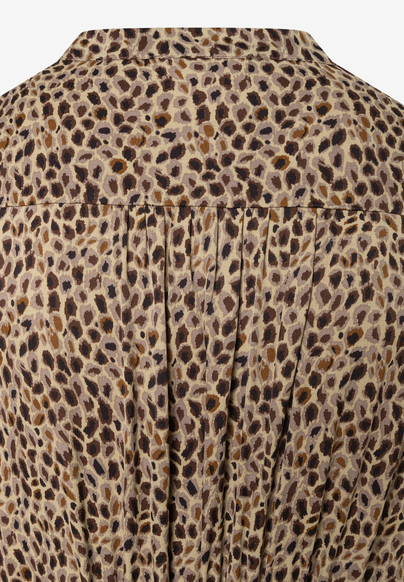 MORE & MORE Damen-Oberteil mit Leopardenmuster in Beige und Braun, Rückenansicht mit Falten unter der Passe. MORE & MORE Damen-Oberteil mit Leopardenmuster in Beige und Braun, Rückenansicht mit Falten unter der Passe.