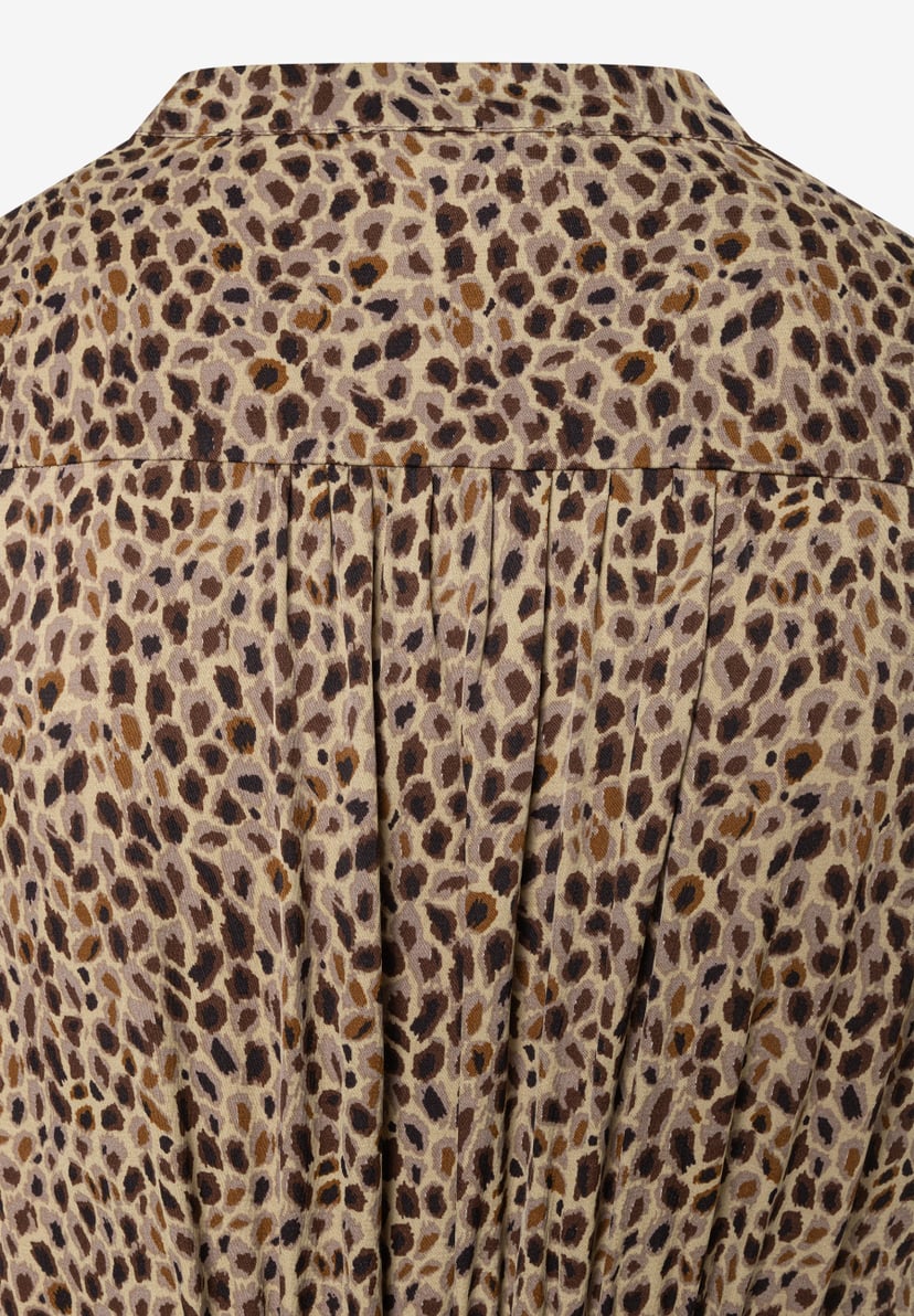 MORE & MORE Damen-Oberteil mit Leopardenmuster in Beige und Braun, Rückenansicht mit Falten unter der Passe. MORE & MORE Damen-Oberteil mit Leopardenmuster in Beige und Braun, Rückenansicht mit Falten unter der Passe.