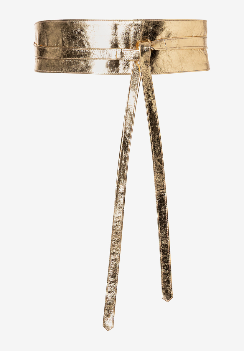 Ein goldfarbener MORE & MORE Gürtel aus Echtleder mit langen Bändern auf einem weißen Hintergrund. Ein goldfarbener MORE & MORE Gürtel aus Echtleder mit langen Bändern auf einem weißen Hintergrund.