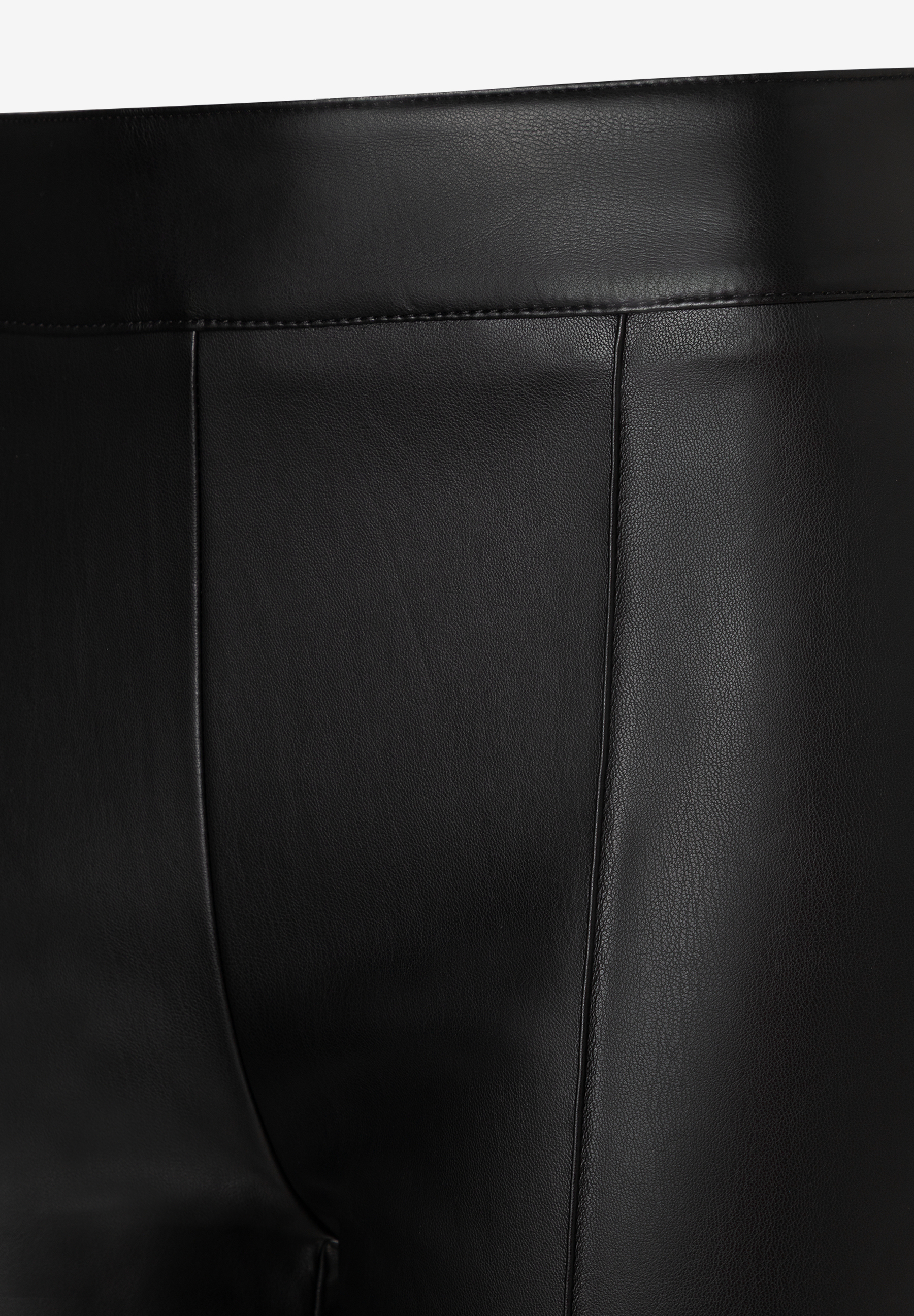 MORE & MORE schwarze Lederimitat-Jeans/Hose, Nahaufnahme des Materials und der Nähte an der Taille.