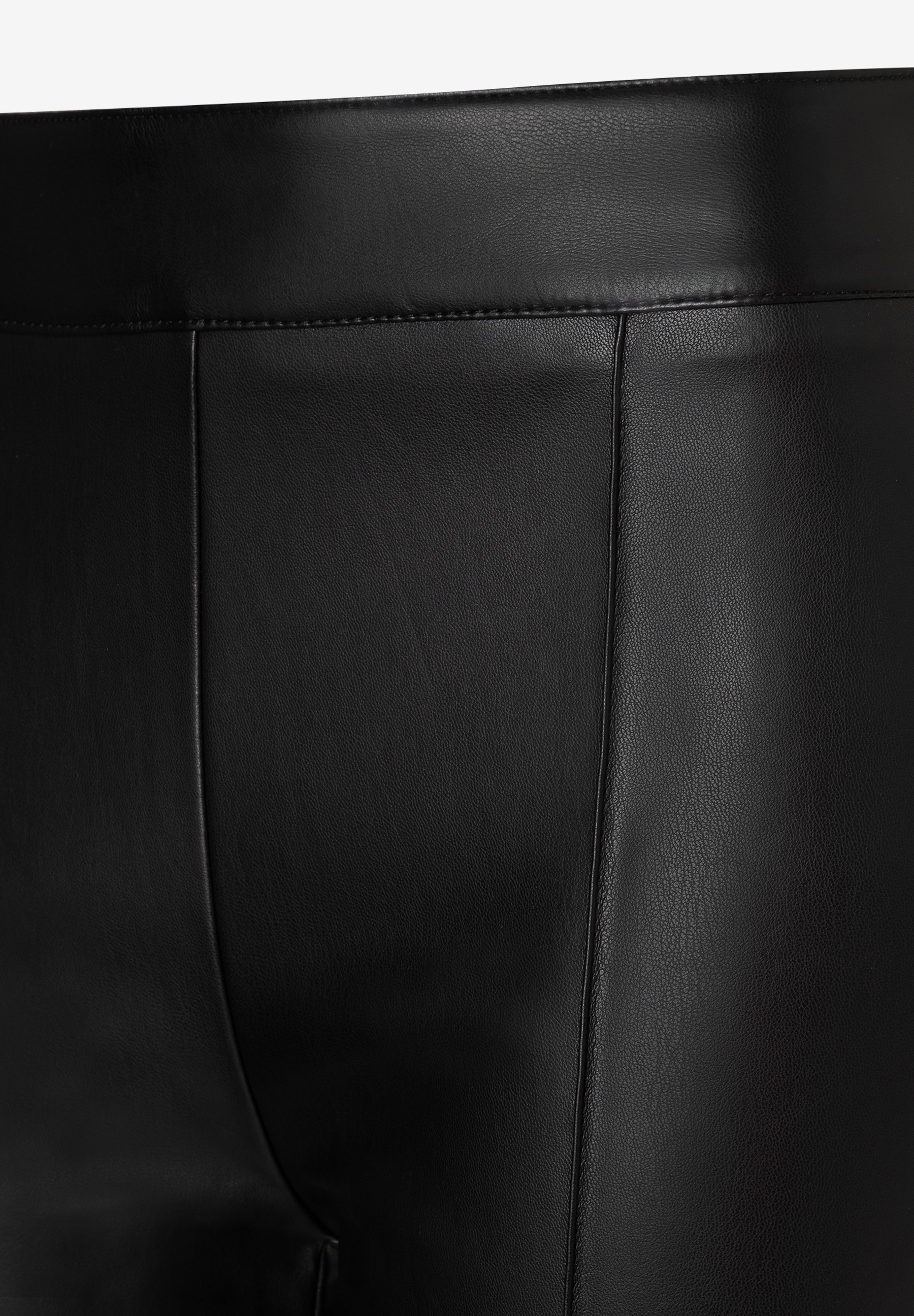 MORE & MORE schwarze Lederimitat-Jeans/Hose, Nahaufnahme des Materials und der Nähte an der Taille. MORE & MORE schwarze Lederimitat-Jeans/Hose, Nahaufnahme des Materials und der Nähte an der Taille.
