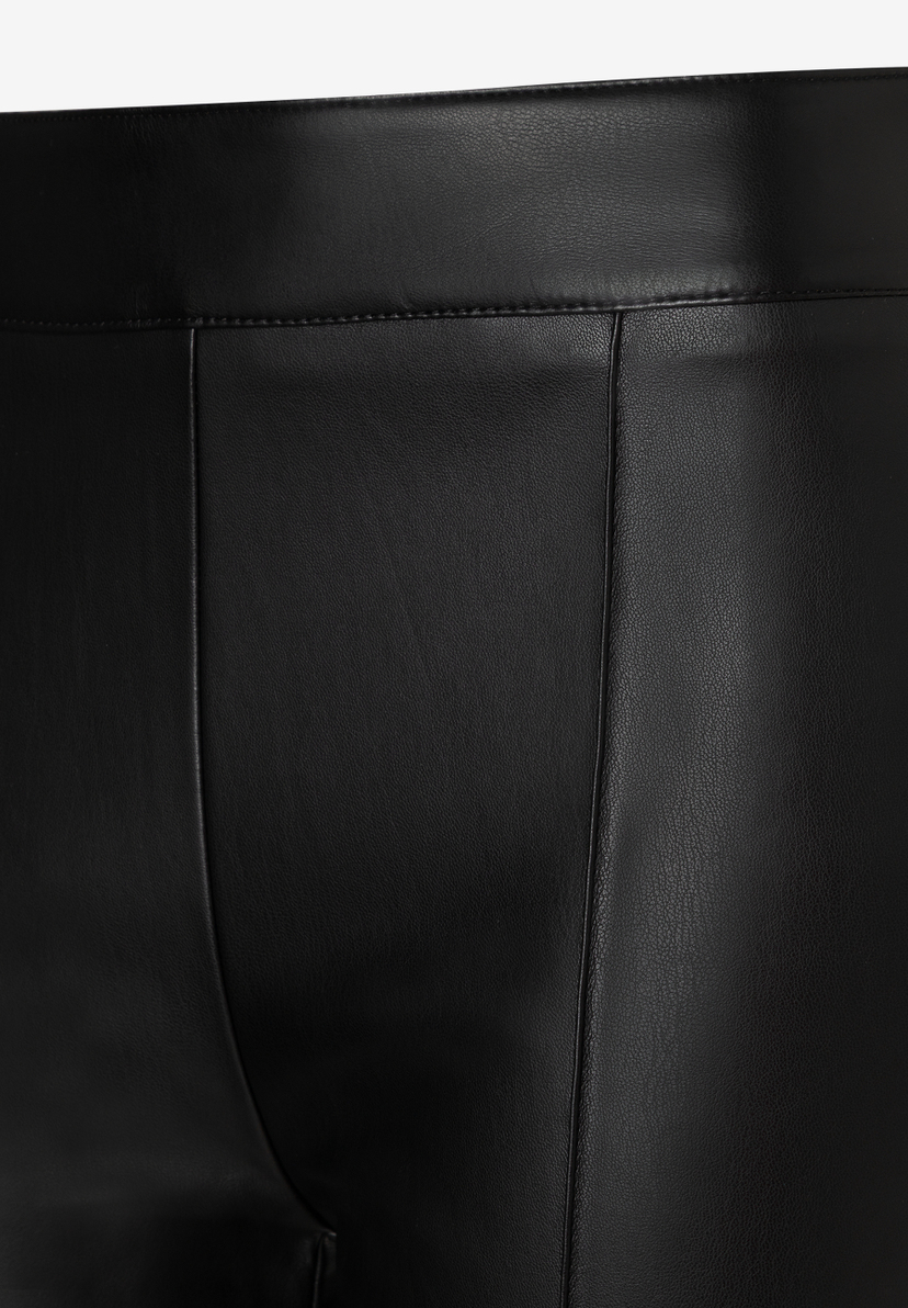 MORE & MORE schwarze Lederimitat-Jeans/Hose, Nahaufnahme des Materials und der Nähte an der Taille. MORE & MORE schwarze Lederimitat-Jeans/Hose, Nahaufnahme des Materials und der Nähte an der Taille.