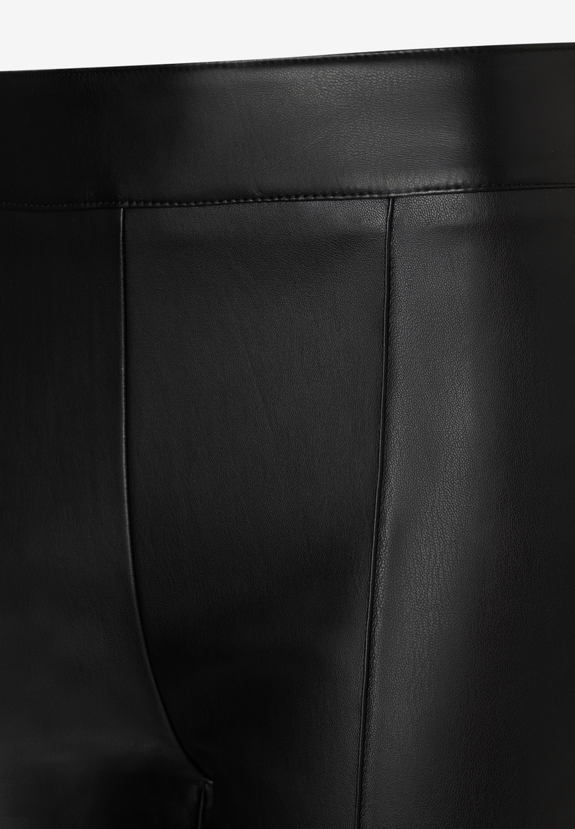 MORE & MORE schwarze Lederimitat-Jeans/Hose, Nahaufnahme des Materials und der Nähte an der Taille. MORE & MORE schwarze Lederimitat-Jeans/Hose, Nahaufnahme des Materials und der Nähte an der Taille.