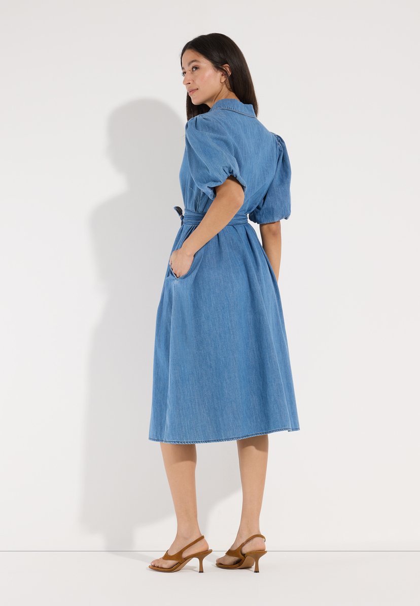 MORE & MORE Jeanskleid aus Baumwolle mit Gürtel. Das blaue Kleid hat Puffärmel und eine vorteilhafte A-Linie. MORE & MORE Jeanskleid aus Baumwolle mit Gürtel. Das blaue Kleid hat Puffärmel und eine vorteilhafte A-Linie.