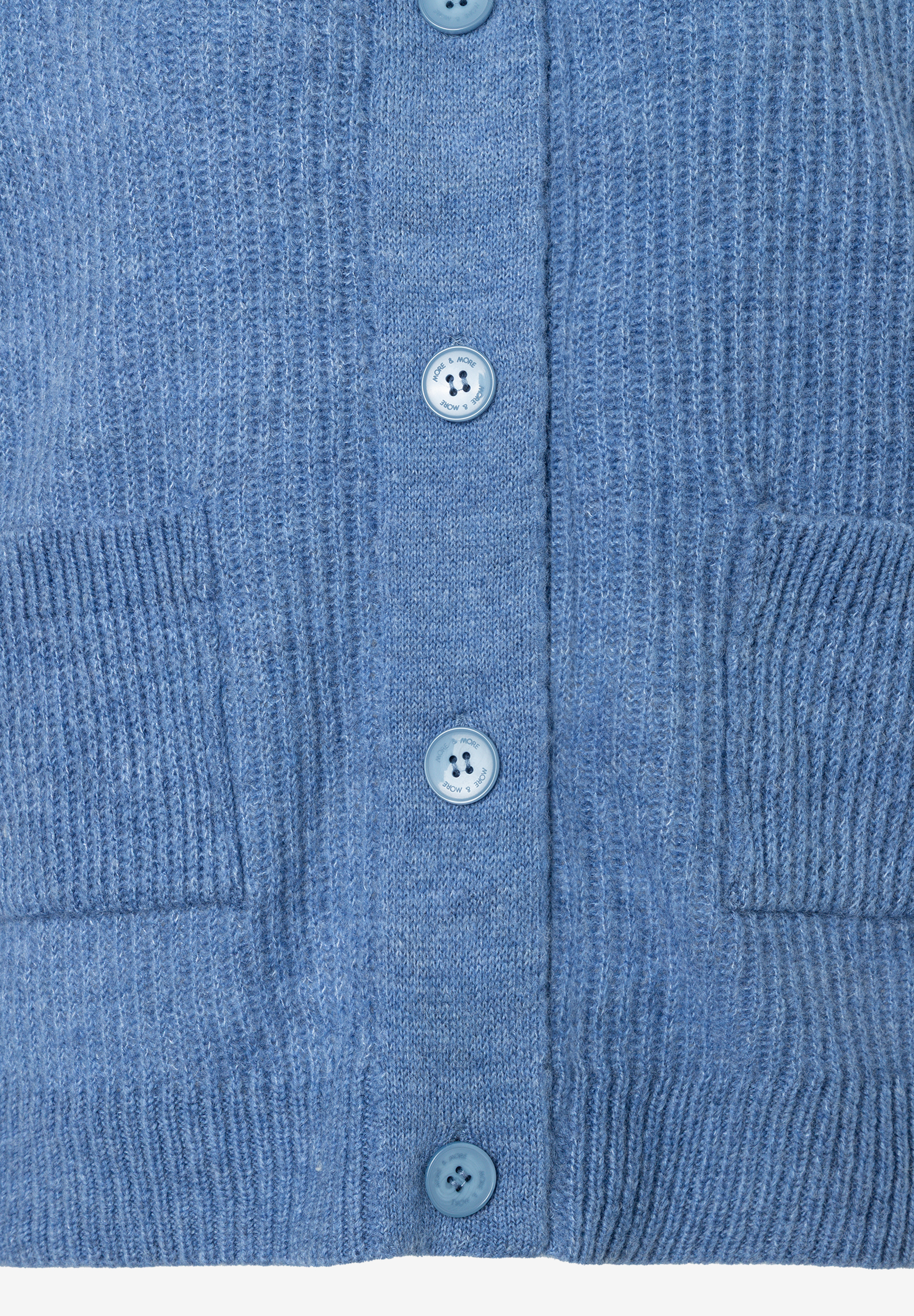 MORE & MORE Pullover & Strickwaren: Die hellblaue Strickjacke hat drei blaue Knöpfe mit Markenlogo und zwei aufgesetzte Taschen.