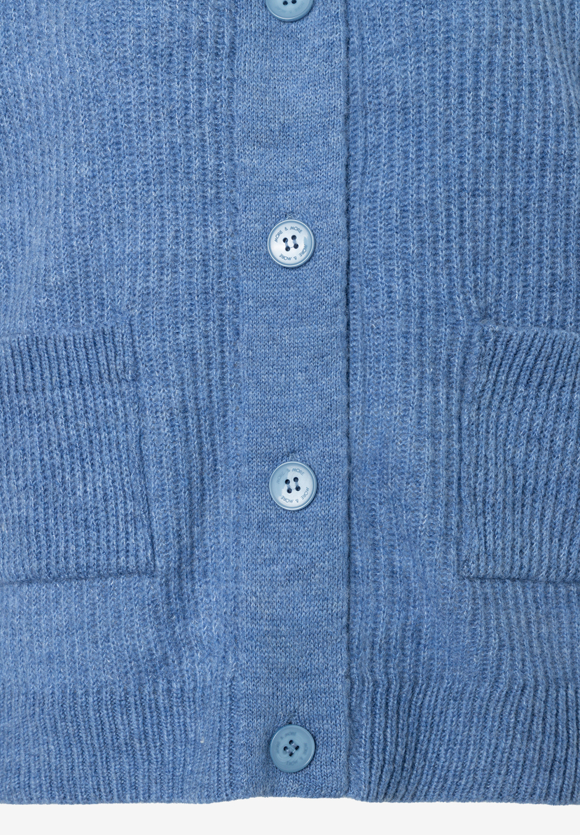 MORE & MORE Pullover & Strickwaren: Die hellblaue Strickjacke hat drei blaue Knöpfe mit Markenlogo und zwei aufgesetzte Taschen. MORE & MORE Pullover & Strickwaren: Die hellblaue Strickjacke hat drei blaue Knöpfe mit Markenlogo und zwei aufgesetzte Taschen.