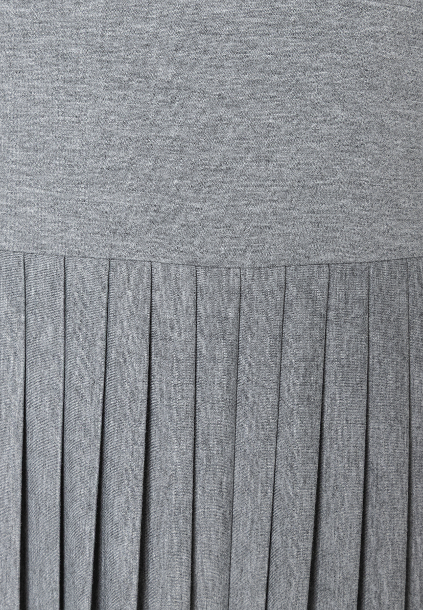 Detailaufnahme eines grauen Jersey-Oberteils von MORE & MORE mit Faltenwurf. Detailaufnahme eines grauen Jersey-Oberteils von MORE & MORE mit Faltenwurf.