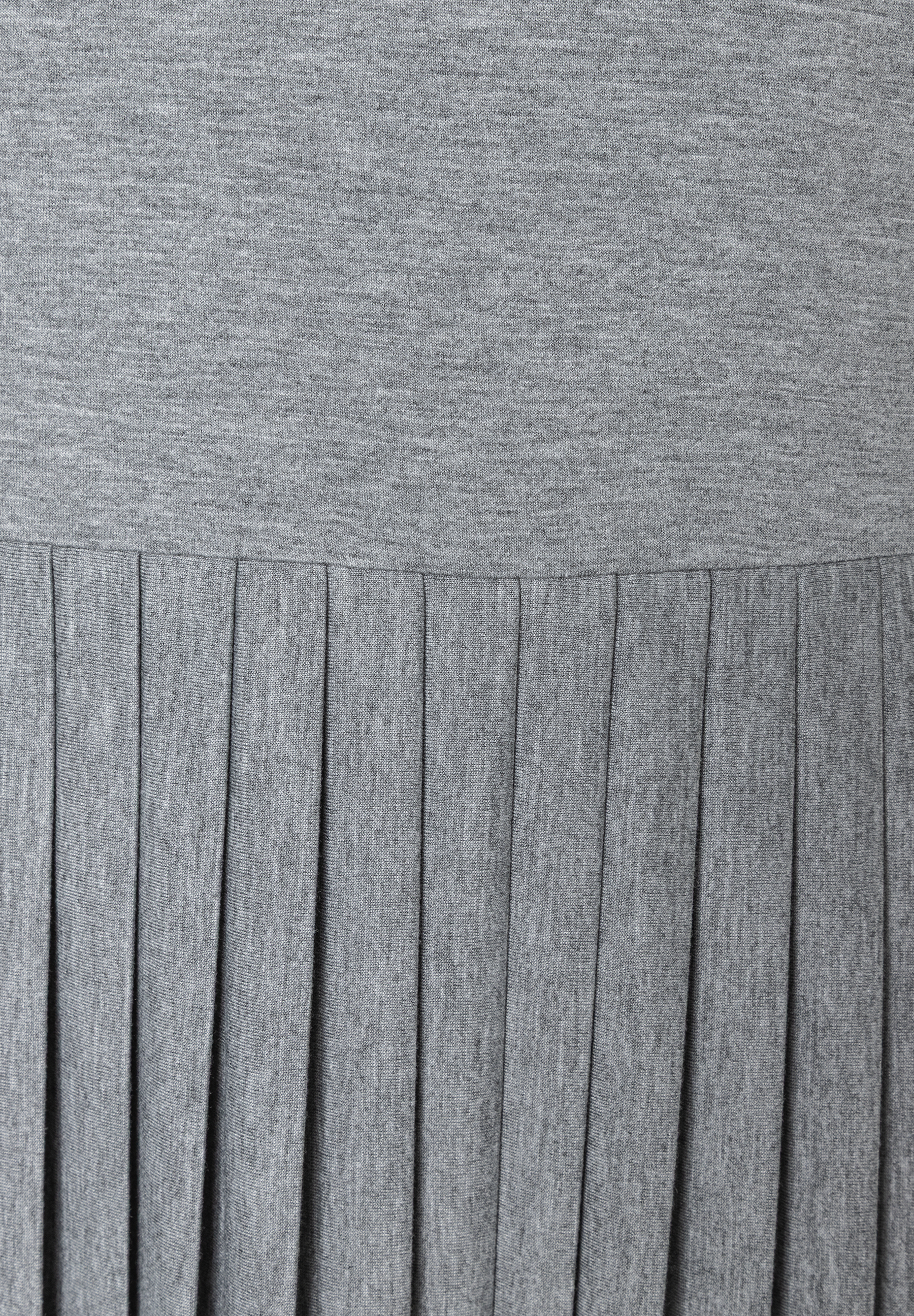 Detailaufnahme eines grauen Jersey-Oberteils von MORE & MORE mit Faltenwurf. Detailaufnahme eines grauen Jersey-Oberteils von MORE & MORE mit Faltenwurf.