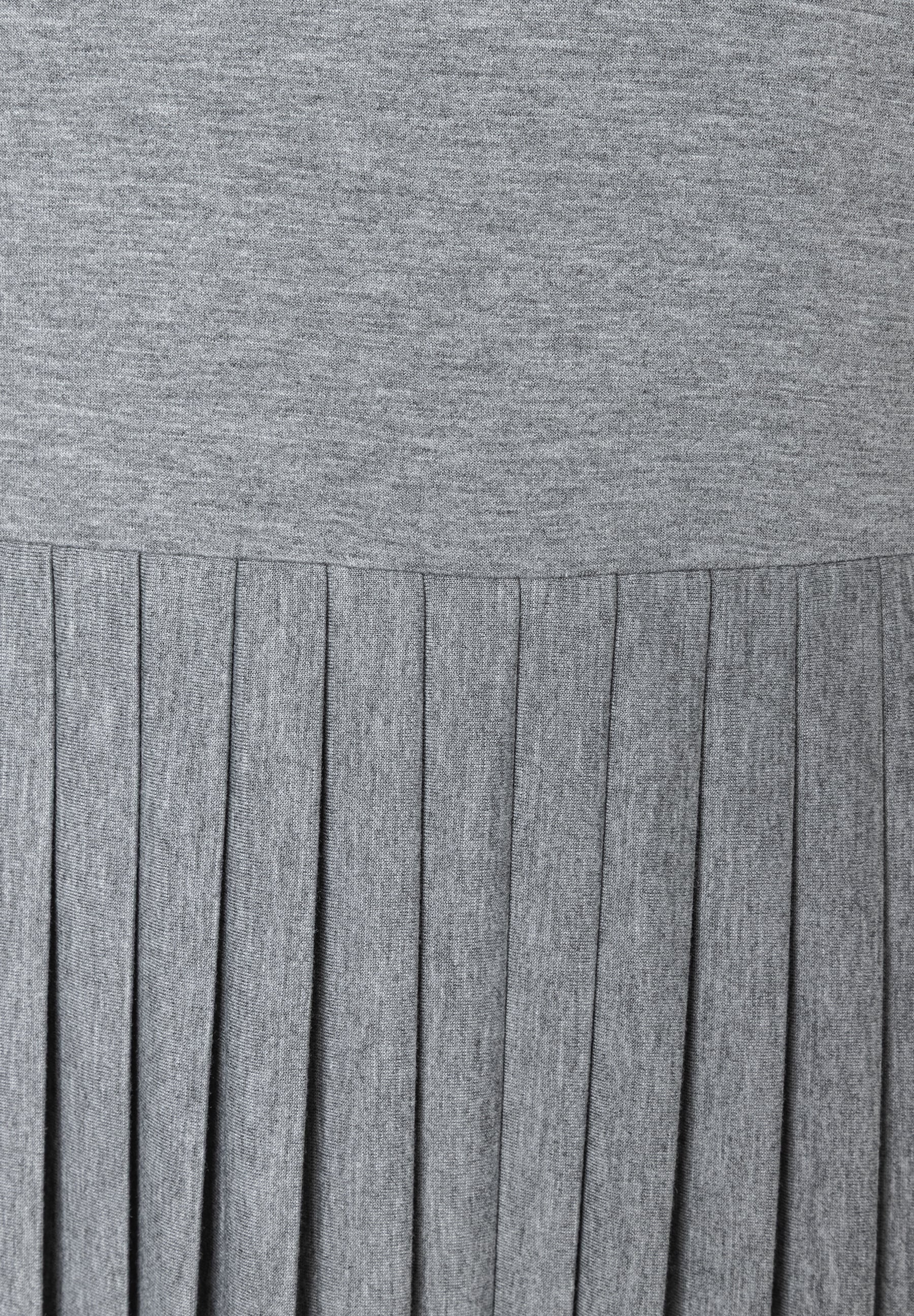 Detailaufnahme eines grauen Jersey-Oberteils von MORE & MORE mit Faltenwurf. Detailaufnahme eines grauen Jersey-Oberteils von MORE & MORE mit Faltenwurf.