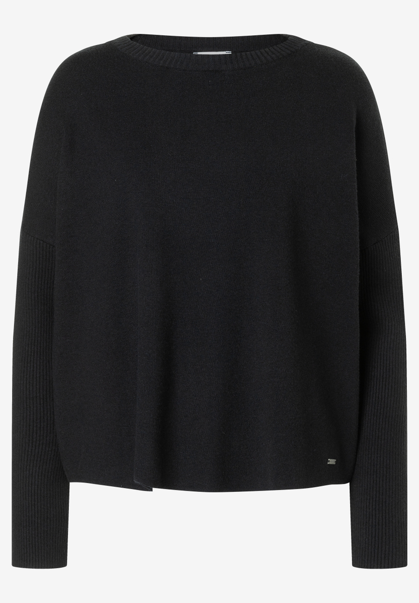 MORE & MORE schwarzer Pullover aus Feinstrick mit U-Boot-Ausschnitt, langen Ärmeln und gerippten Bündchen.