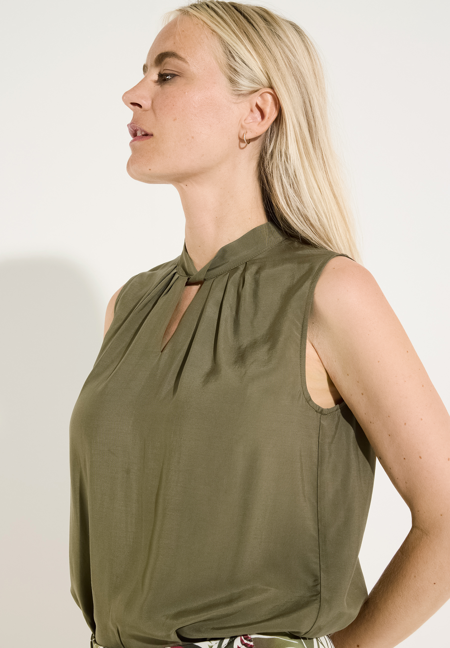 MORE & MORE Bluse: Eine elegante ärmellose Bluse in Olivgrün, mit Raffungen und Schlüssellochausschnitt am Hals.