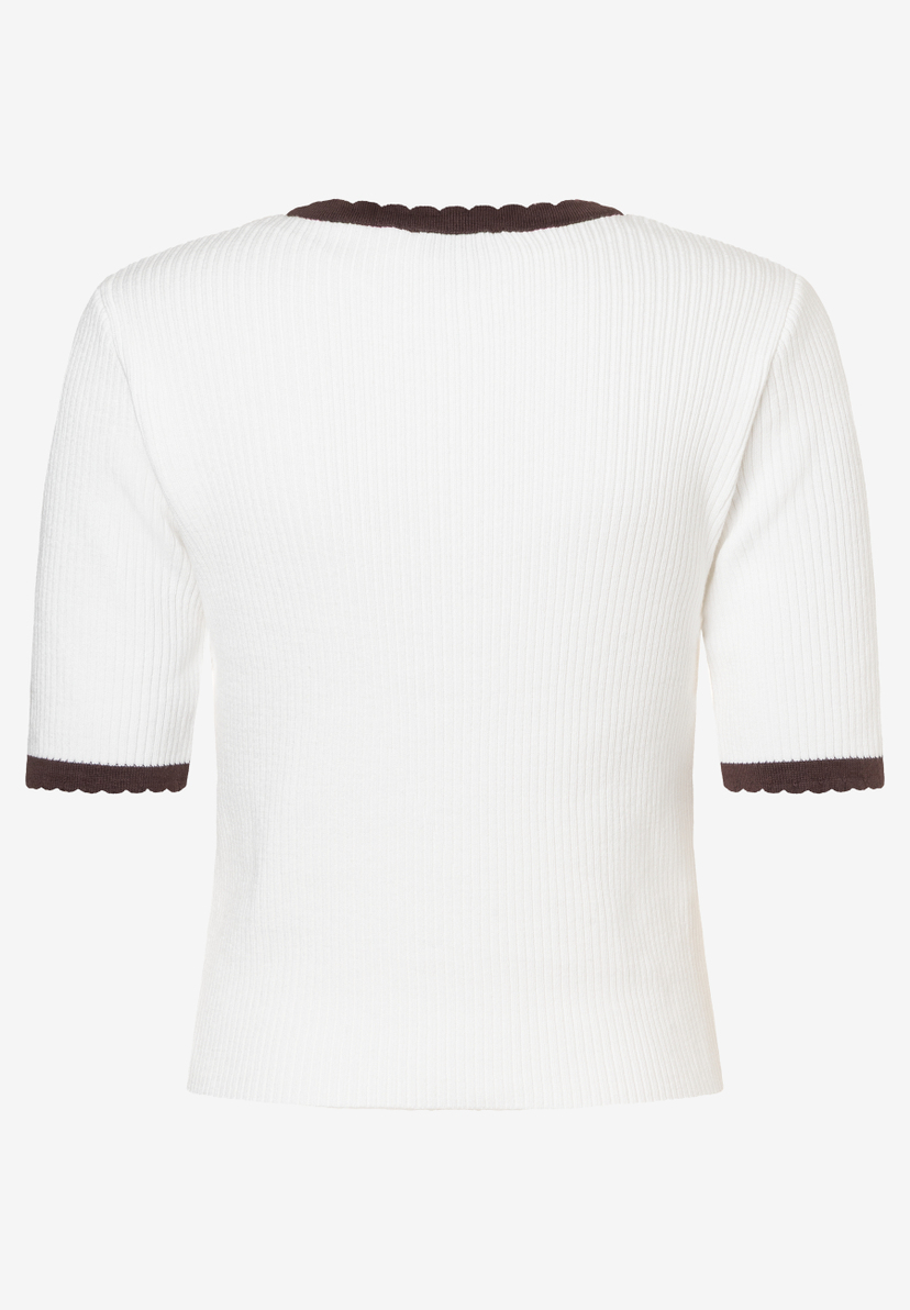 MORE & MORE Rippstrick-Pullover in Weiß mit gerüschten, dunkelbraunen Bündchen an Kragen & halblangen Ärmeln. MORE & MORE Rippstrick-Pullover in Weiß mit gerüschten, dunkelbraunen Bündchen an Kragen & halblangen Ärmeln.