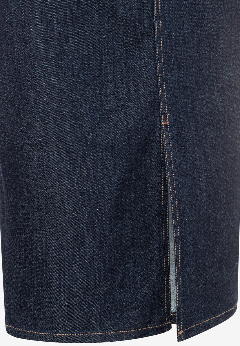 Nahaufnahme eines Rockes aus Denim der Marke MORE & MORE mit kurzem Schlitz. Nahaufnahme eines Rockes aus Denim der Marke MORE & MORE mit kurzem Schlitz.