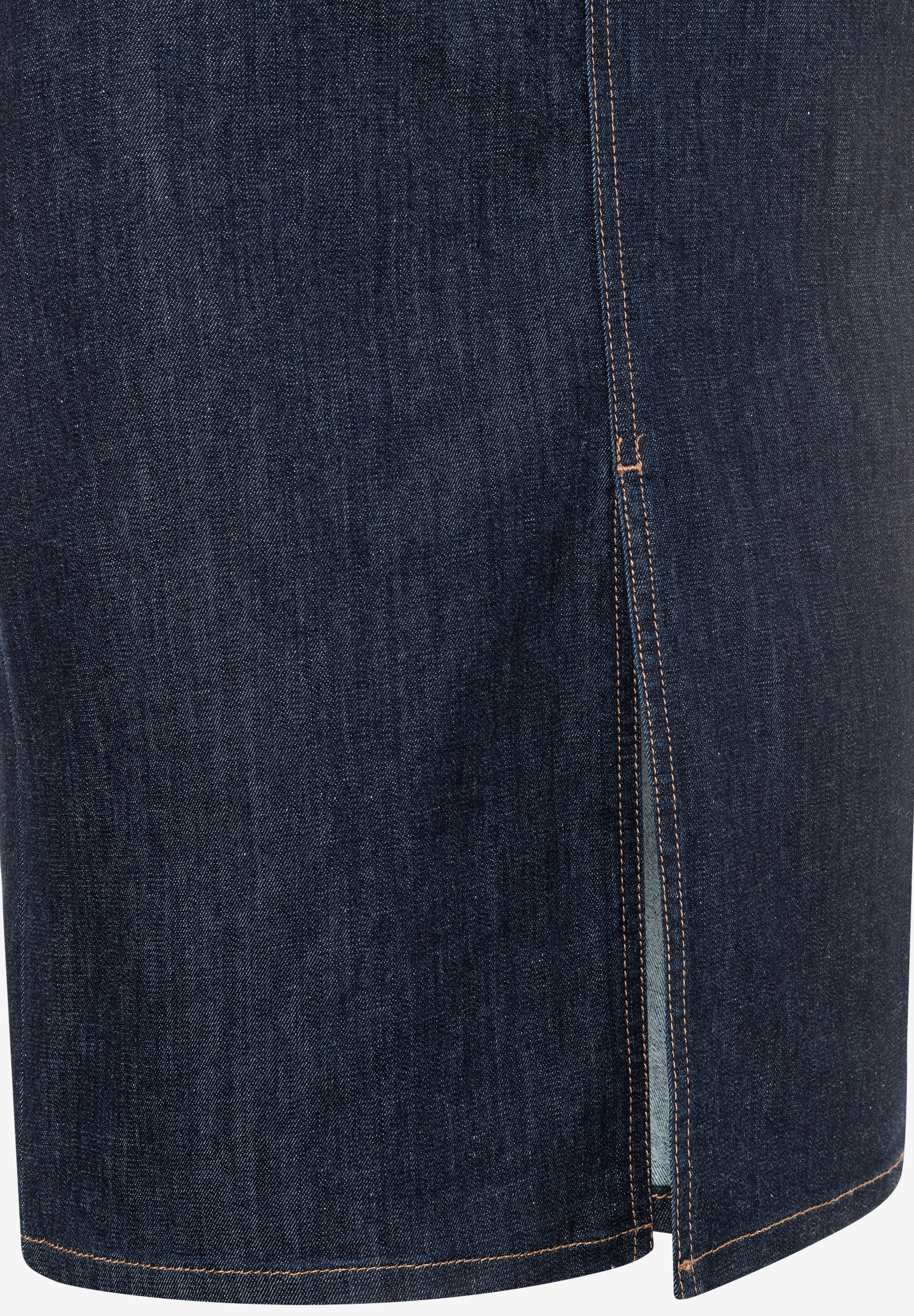 Nahaufnahme eines Rockes aus Denim der Marke MORE & MORE mit kurzem Schlitz. Nahaufnahme eines Rockes aus Denim der Marke MORE & MORE mit kurzem Schlitz.