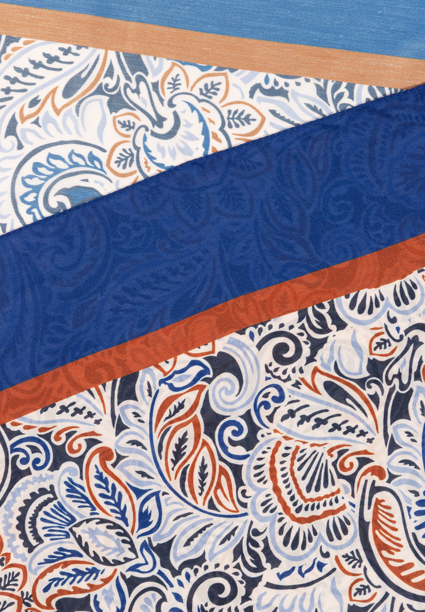 MORE & MORE Accessoires: Tuch mit blauem, weißem, braunem Blumenmuster und Paisley-Details auf hellblauem Untergrund. MORE & MORE Accessoires: Tuch mit blauem, weißem, braunem Blumenmuster und Paisley-Details auf hellblauem Untergrund.