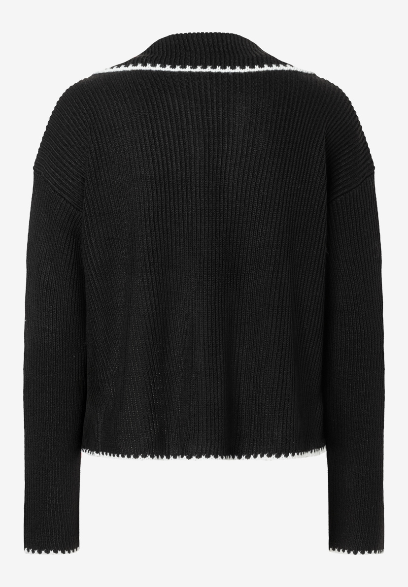 Rückansicht eines schwarzen Strickpullovers von MORE & MORE mit weißen Ziernähten an Saum und Kragen. Rückansicht eines schwarzen Strickpullovers von MORE & MORE mit weißen Ziernähten an Saum und Kragen.