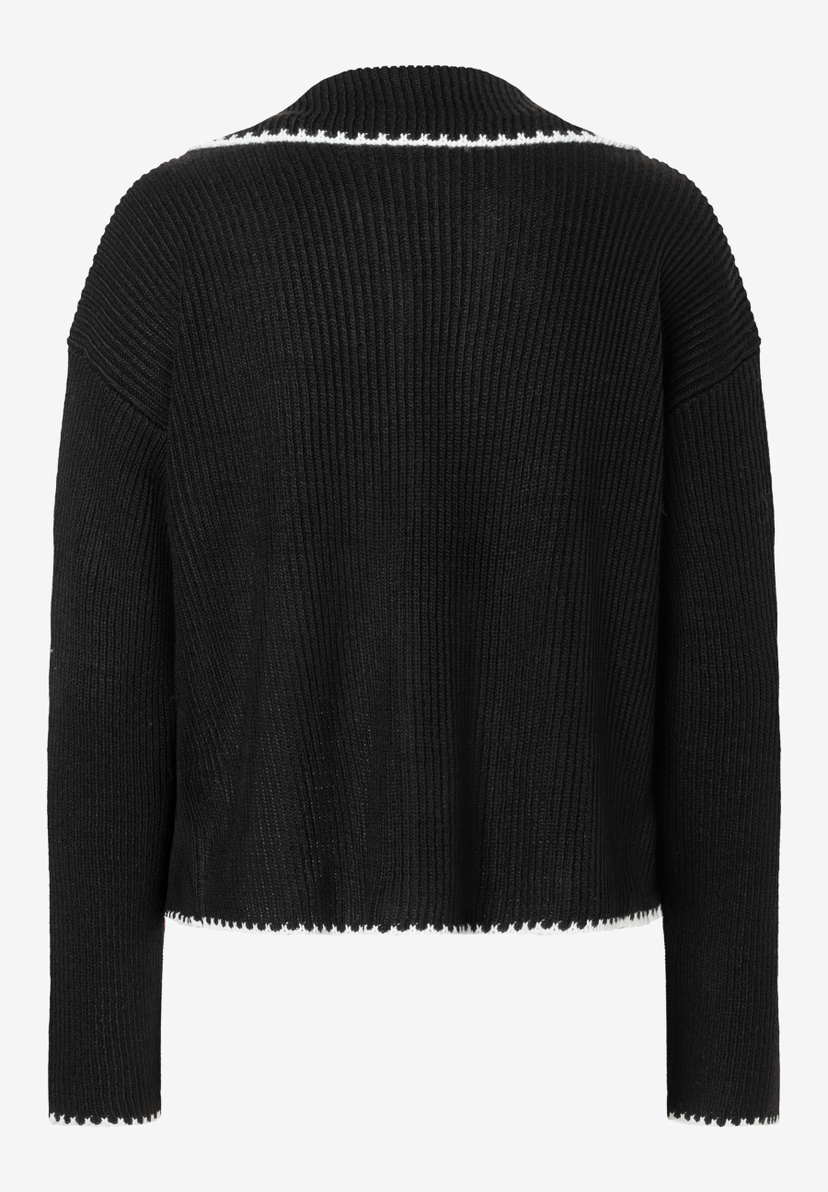 Rückansicht eines schwarzen Strickpullovers von MORE & MORE mit weißen Ziernähten an Saum und Kragen. Rückansicht eines schwarzen Strickpullovers von MORE & MORE mit weißen Ziernähten an Saum und Kragen.