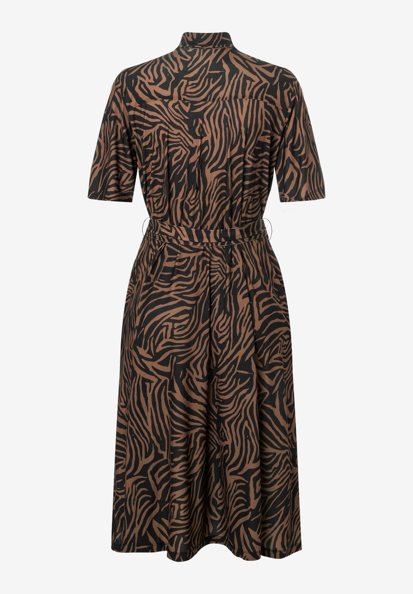 Ein Jersey-Kleid von MORE & MORE mit Zebra-Muster in Schwarz und Braun, mit Gürtel und kurzen Ärmeln. Ein Jersey-Kleid von MORE & MORE mit Zebra-Muster in Schwarz und Braun, mit Gürtel und kurzen Ärmeln.