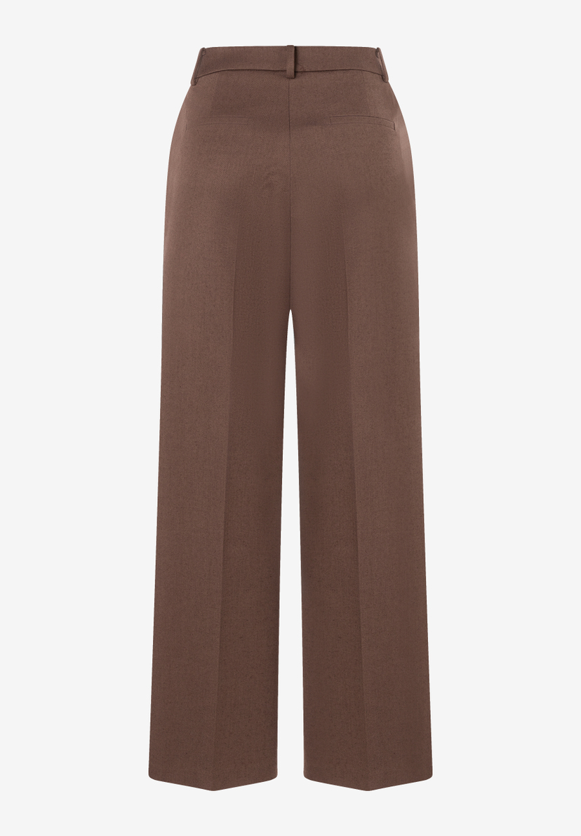 MORE & MORE Damen-Jeans im schlichten Braun, Rückansicht mit Gesäßtaschen und geradem Beinverlauf.