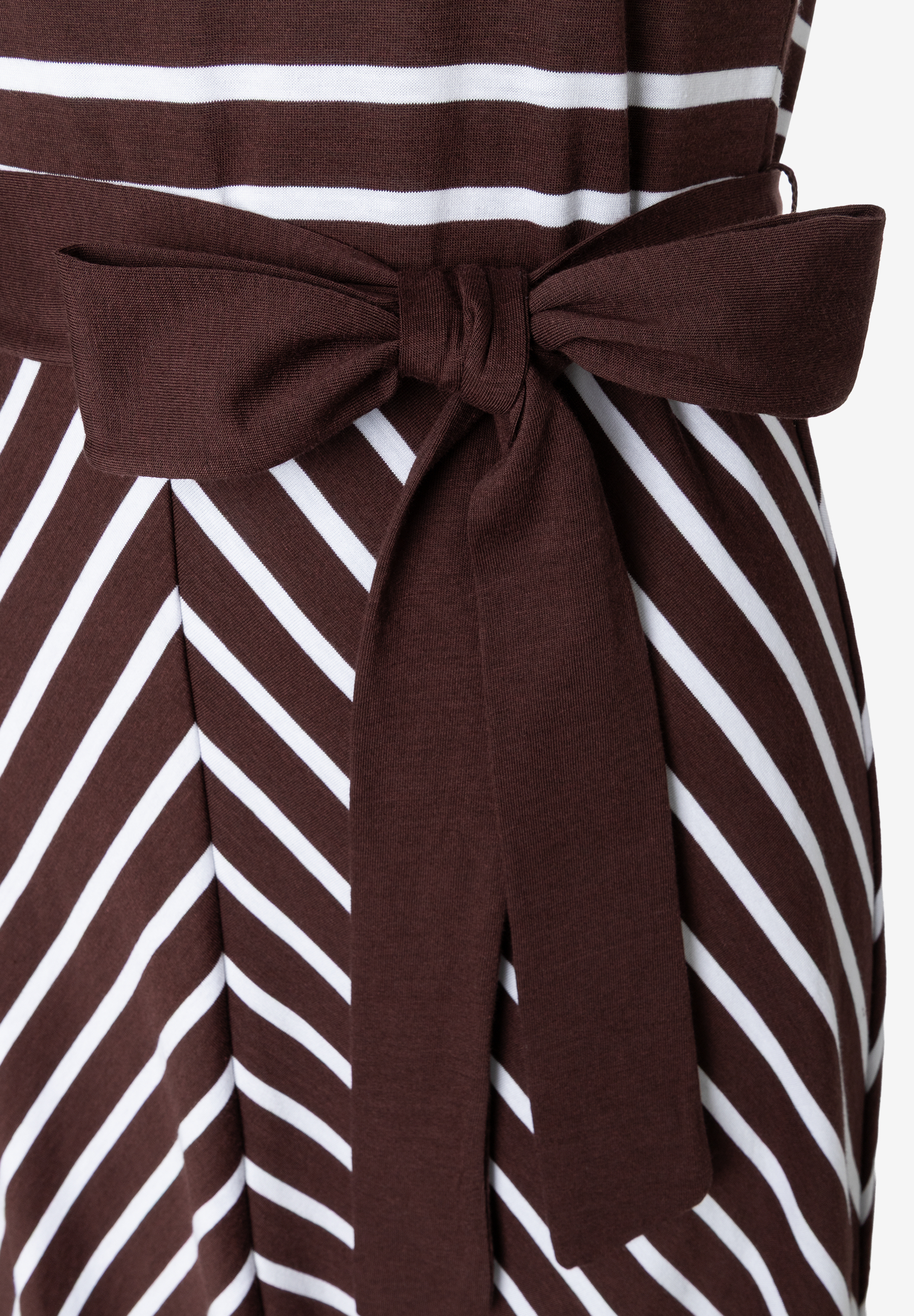 MORE & MORE Jersey-Kleid mit braun-weißem Streifenmuster und einer braunen Schleife an der Taille. MORE & MORE Jersey-Kleid mit braun-weißem Streifenmuster und einer braunen Schleife an der Taille.