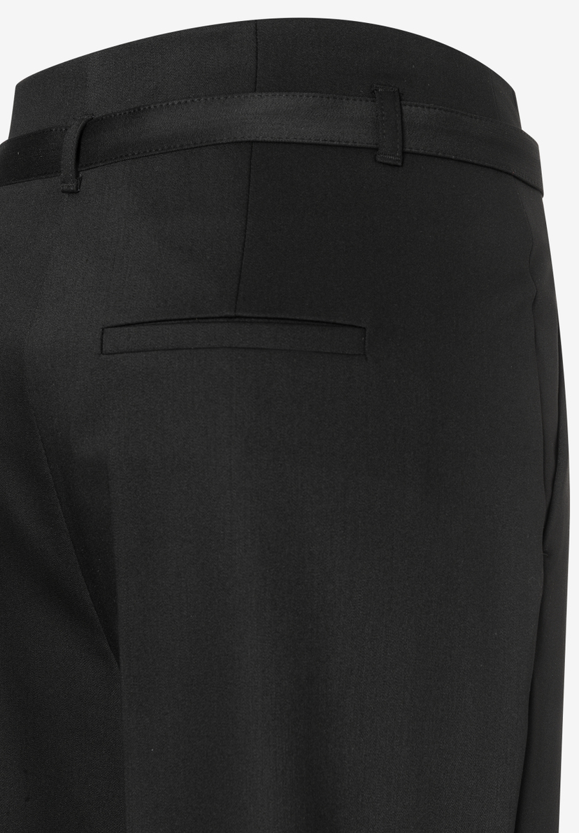 Detailaufnahme der schwarzen MORE & MORE Hose mit Webware und Gesäßtasche. Detailaufnahme der schwarzen MORE & MORE Hose mit Webware und Gesäßtasche.