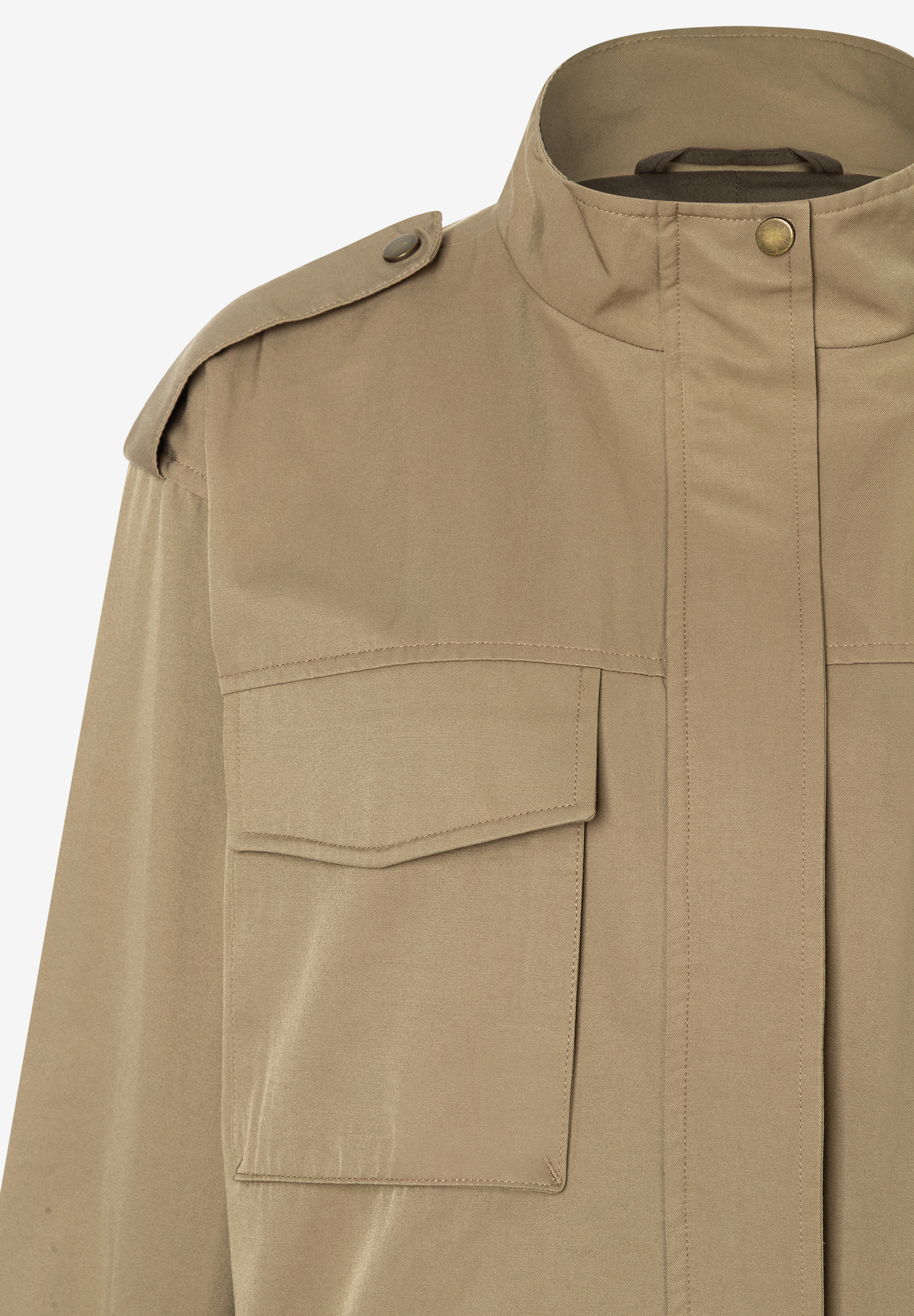 Nahaufnahme einer MORE & MORE Jacke in Khaki mit Brusttasche und Knopfdetail am Kragen. Nahaufnahme einer MORE & MORE Jacke in Khaki mit Brusttasche und Knopfdetail am Kragen.