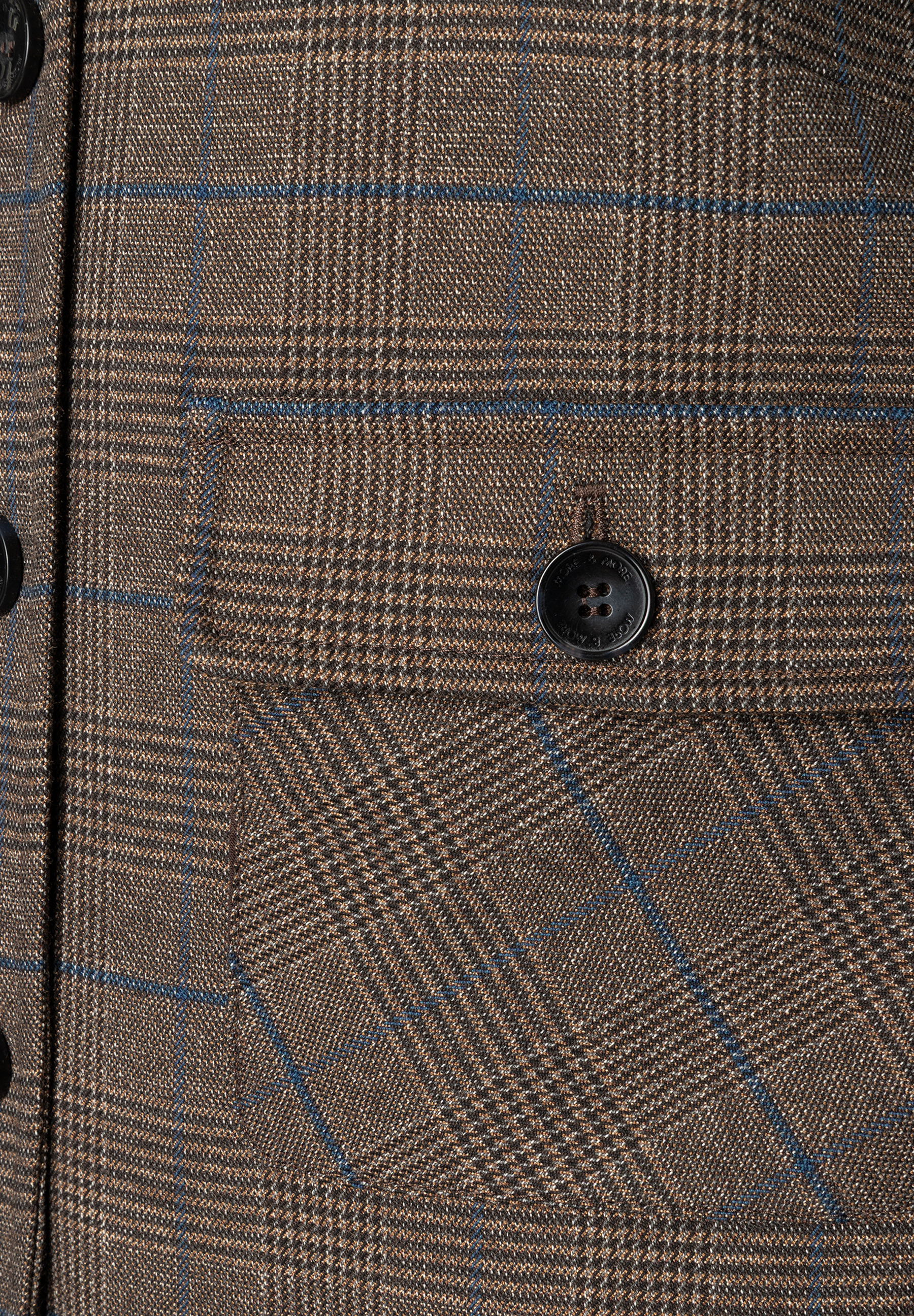 MORE & MORE Blazer: Brauner Blazer mit blauem und braunem Karomuster. Eine schwarze Knöpfe und Brusttasche. MORE & MORE Blazer: Brauner Blazer mit blauem und braunem Karomuster. Eine schwarze Knöpfe und Brusttasche.