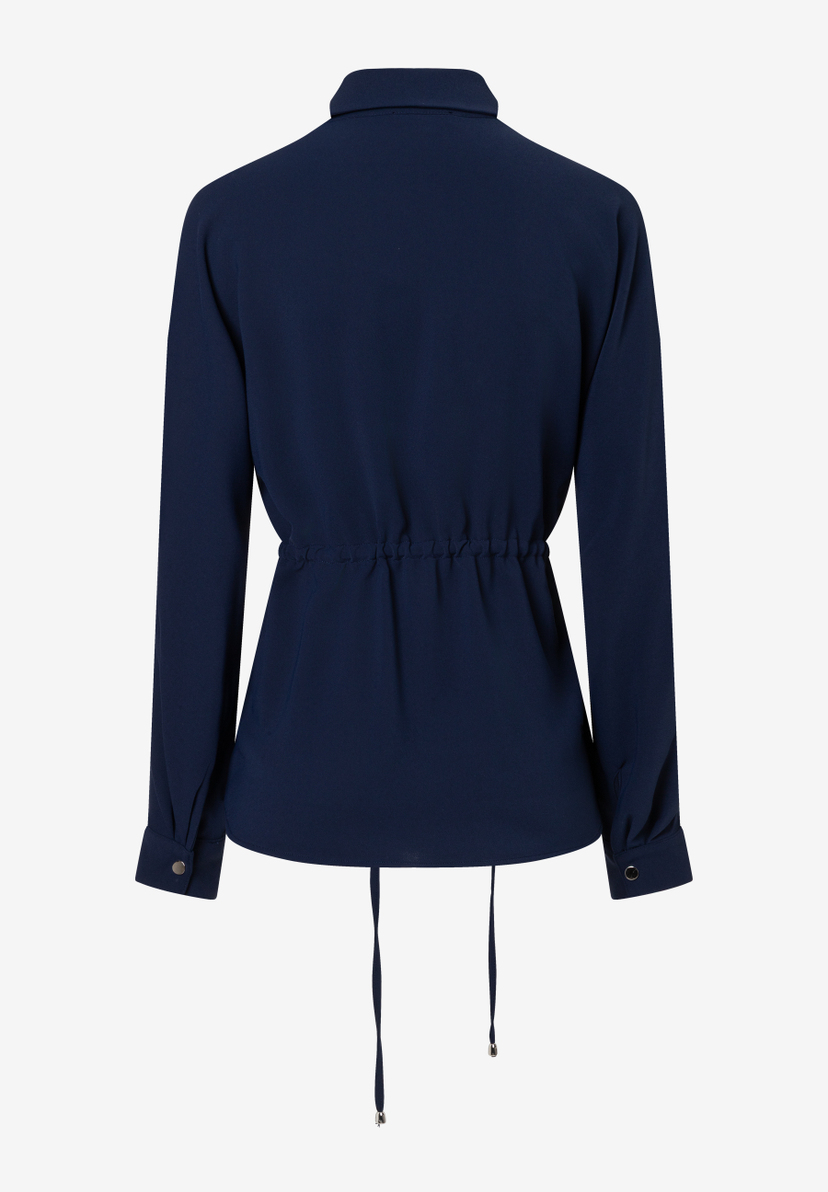 Rückansicht einer dunkelblauen MORE & MORE Bluse mit langen Ärmeln und Taillenschnur. Rückansicht einer dunkelblauen MORE & MORE Bluse mit langen Ärmeln und Taillenschnur.