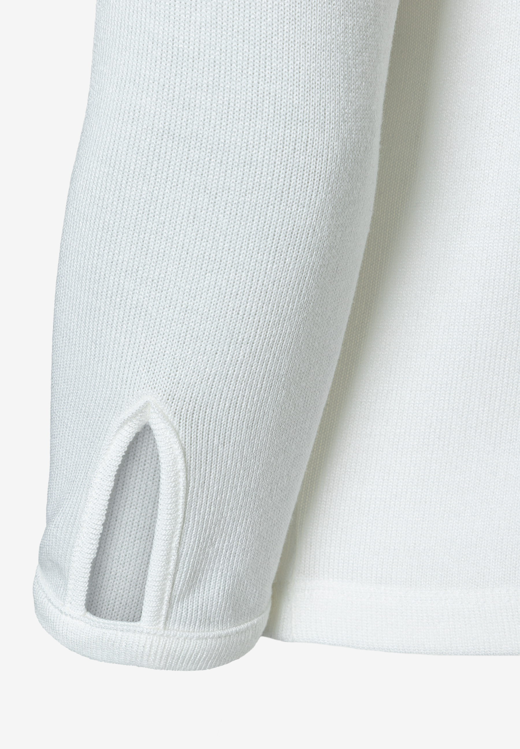 Detailaufnahme eines weißen MORE & MORE T-Shirts/Tops mit Daumenloch. Detailaufnahme eines weißen MORE & MORE T-Shirts/Tops mit Daumenloch.