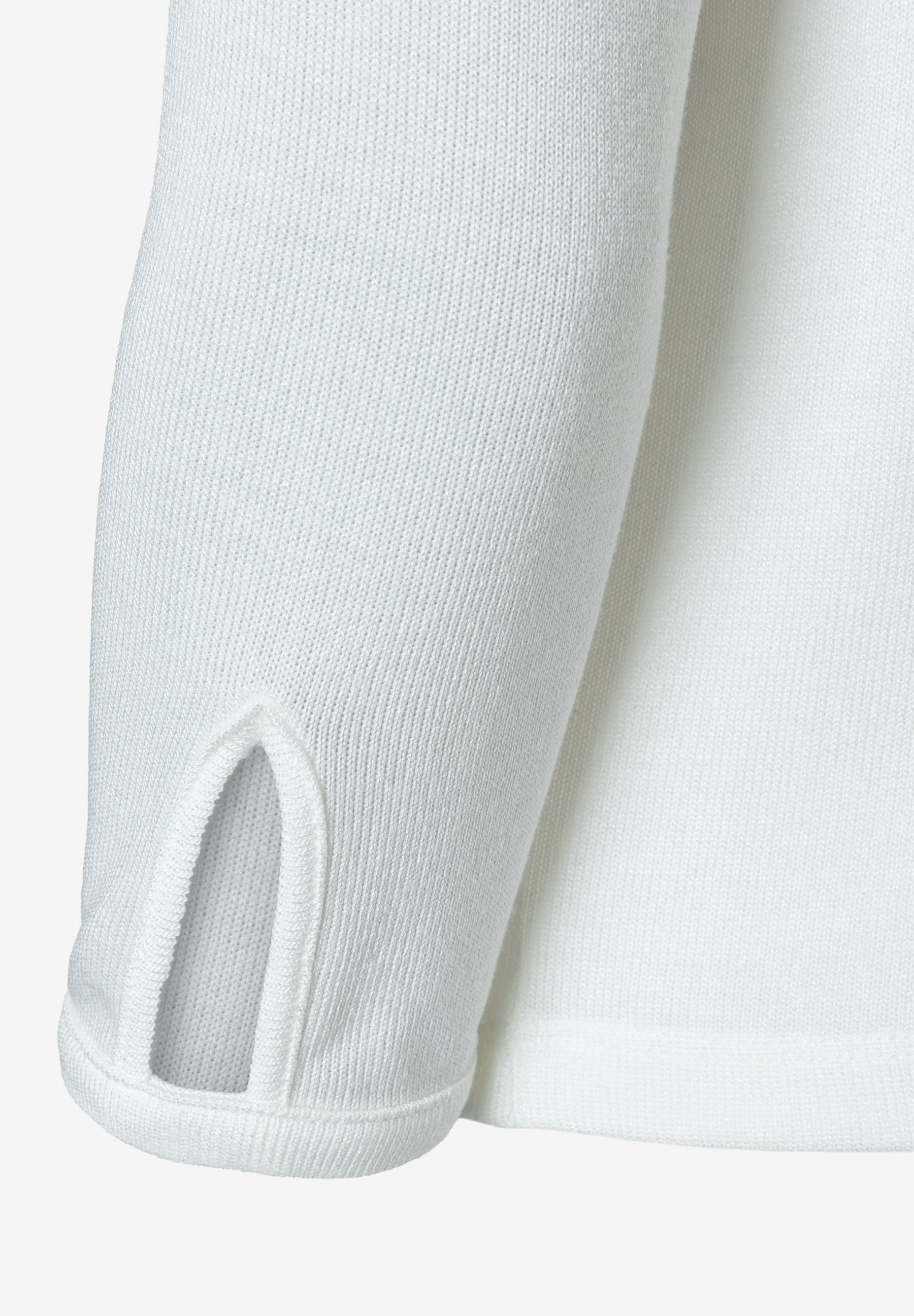 Detailaufnahme eines weißen MORE & MORE T-Shirts/Tops mit Daumenloch. Detailaufnahme eines weißen MORE & MORE T-Shirts/Tops mit Daumenloch.