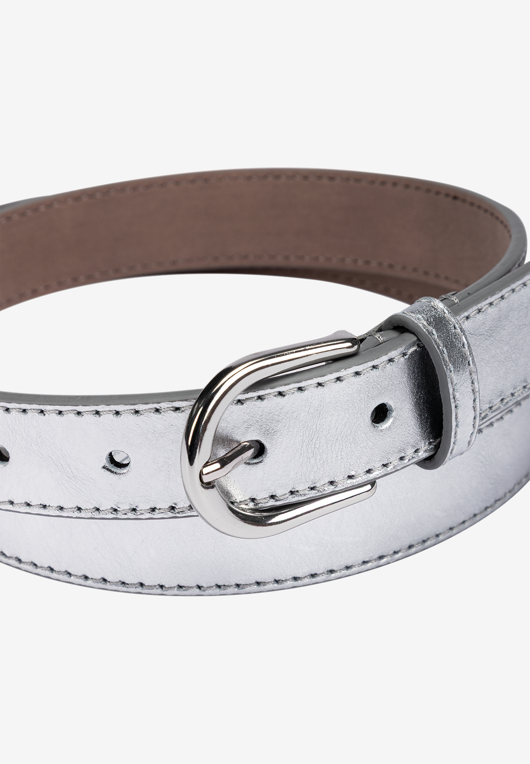 Ein silberner Gürtel von MORE & MORE mit einer runden Metallschnalle liegt auf hellem Grund. Ein silberner Gürtel von MORE & MORE mit einer runden Metallschnalle liegt auf hellem Grund.
