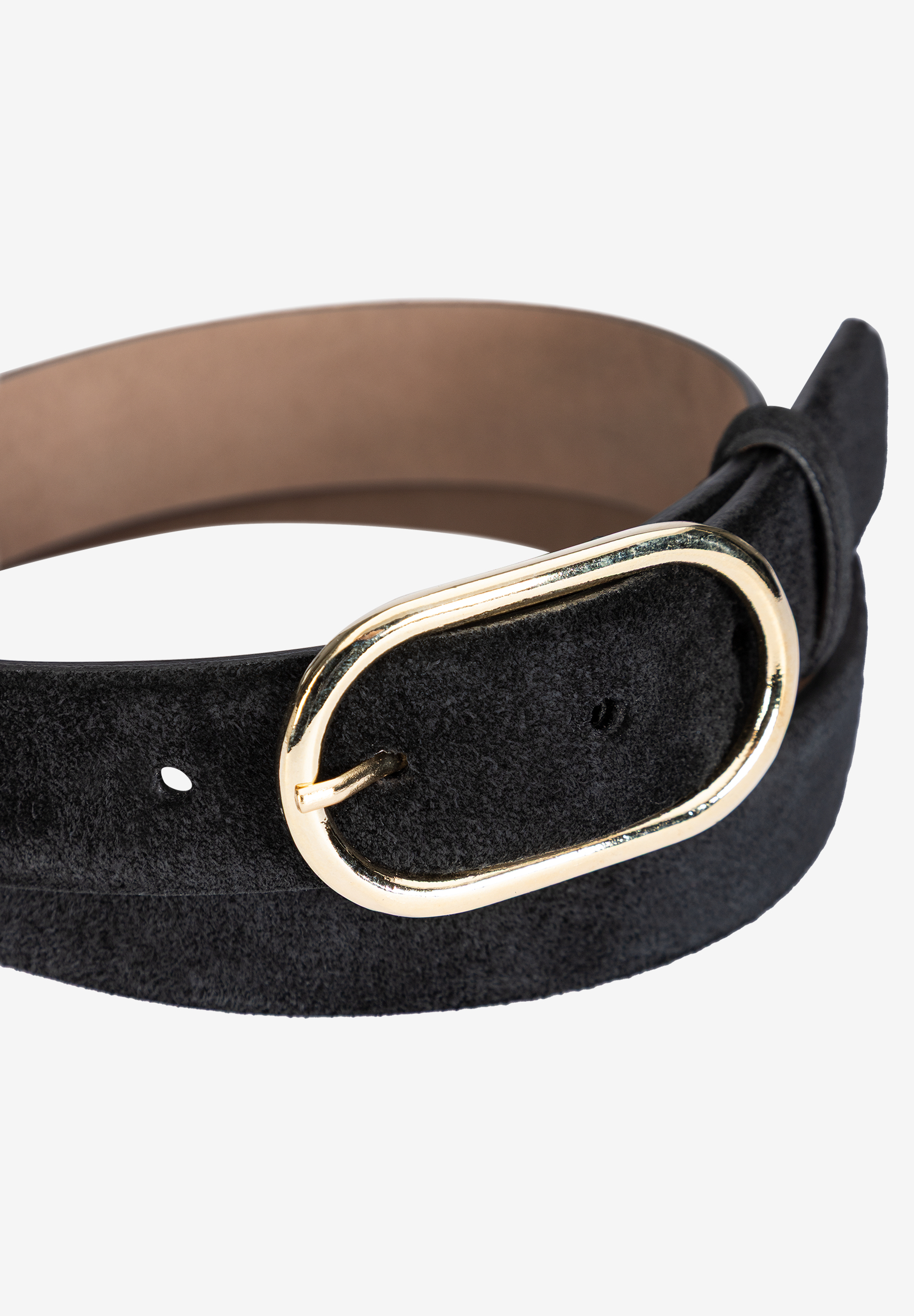 Ein Accessoire von MORE & MORE: ein schmaler, schwarzer Gürtel mit goldener, ovaler Schnalle liegt auf weißem Grund. Ein Accessoire von MORE & MORE: ein schmaler, schwarzer Gürtel mit goldener, ovaler Schnalle liegt auf weißem Grund.