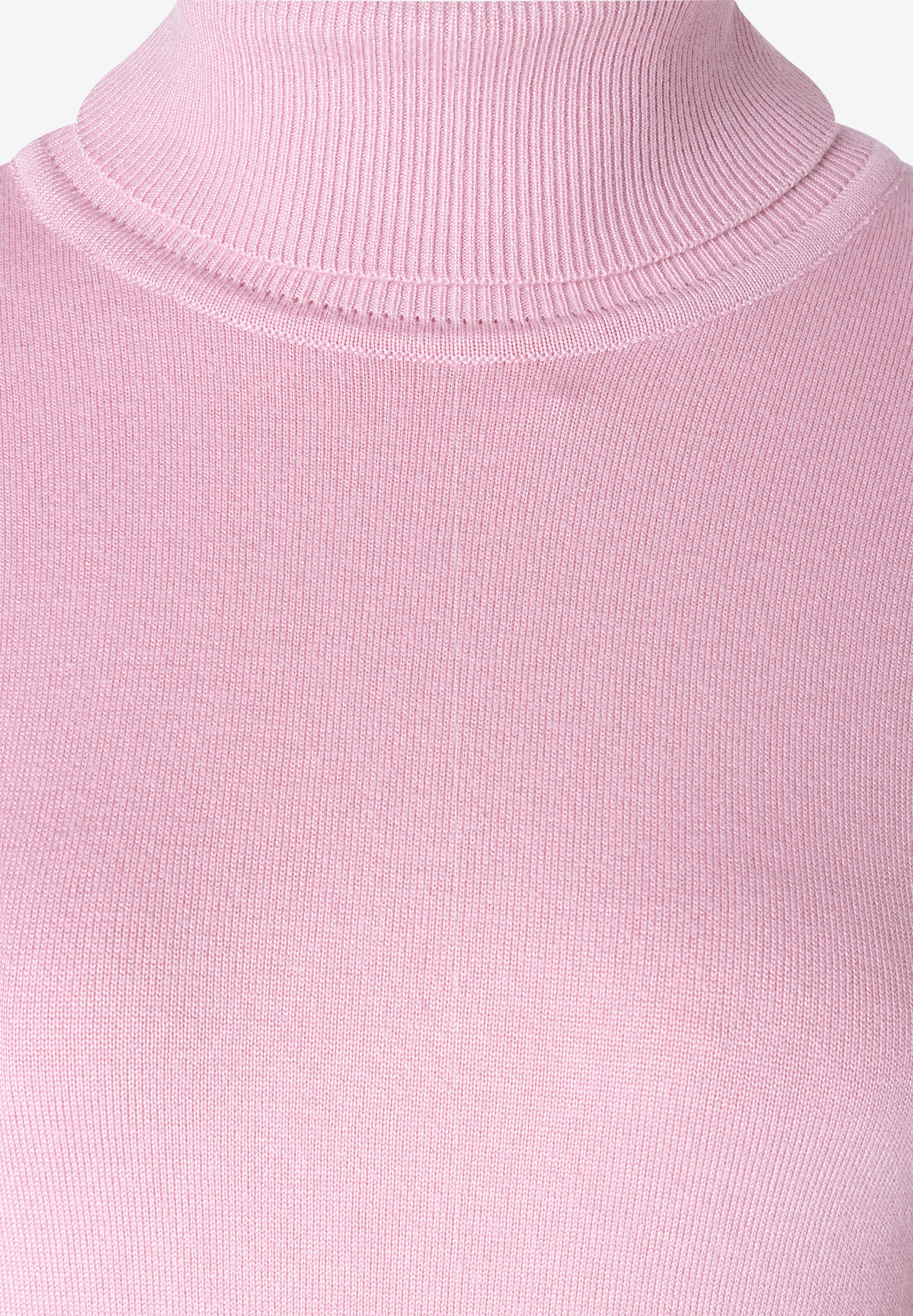 MORE & MORE Pullover: Detailansicht eines rosa Rollkragenpullovers aus Rippstrick. MORE & MORE Pullover: Detailansicht eines rosa Rollkragenpullovers aus Rippstrick.