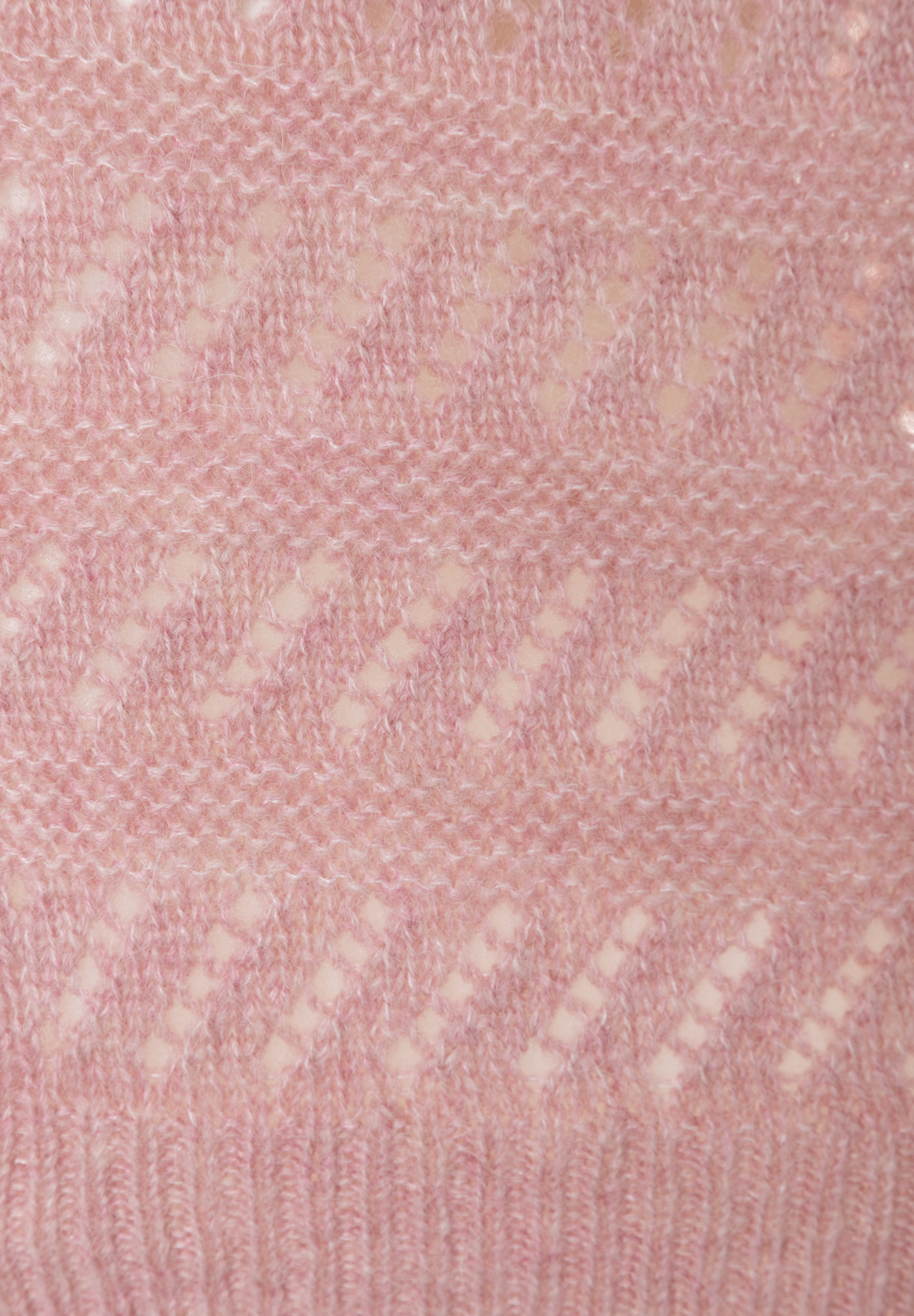 Nahaufnahme eines roséfarbenen Lochstricks von MORE & MORE für Oberteile mit angenehmem Tragekomfort und leichter Transparenz. Nahaufnahme eines roséfarbenen Lochstricks von MORE & MORE für Oberteile mit angenehmem Tragekomfort und leichter Transparenz.