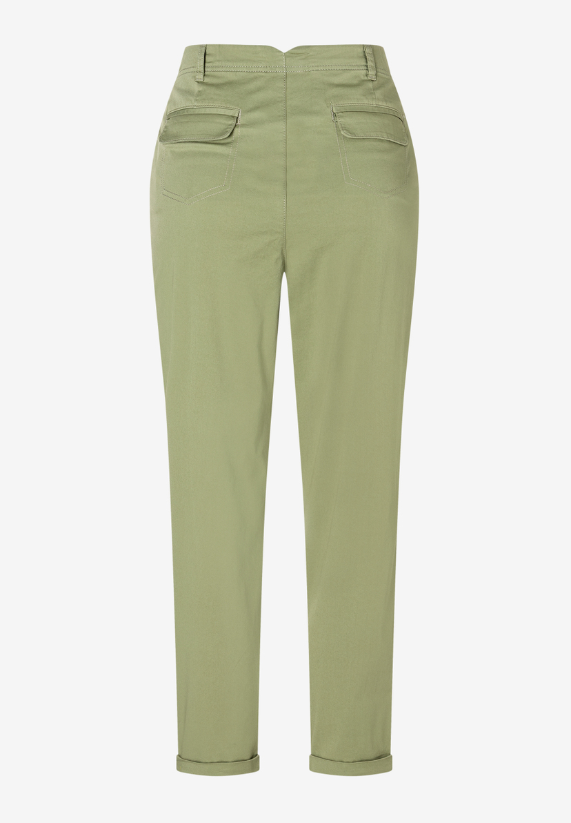 Helle, olivgrüne MORE & MORE Hose aus Baumwollmix mit Twill-Bindung und hochgekrempelten Hosenbeinen von hinten. Helle, olivgrüne MORE & MORE Hose aus Baumwollmix mit Twill-Bindung und hochgekrempelten Hosenbeinen von hinten.