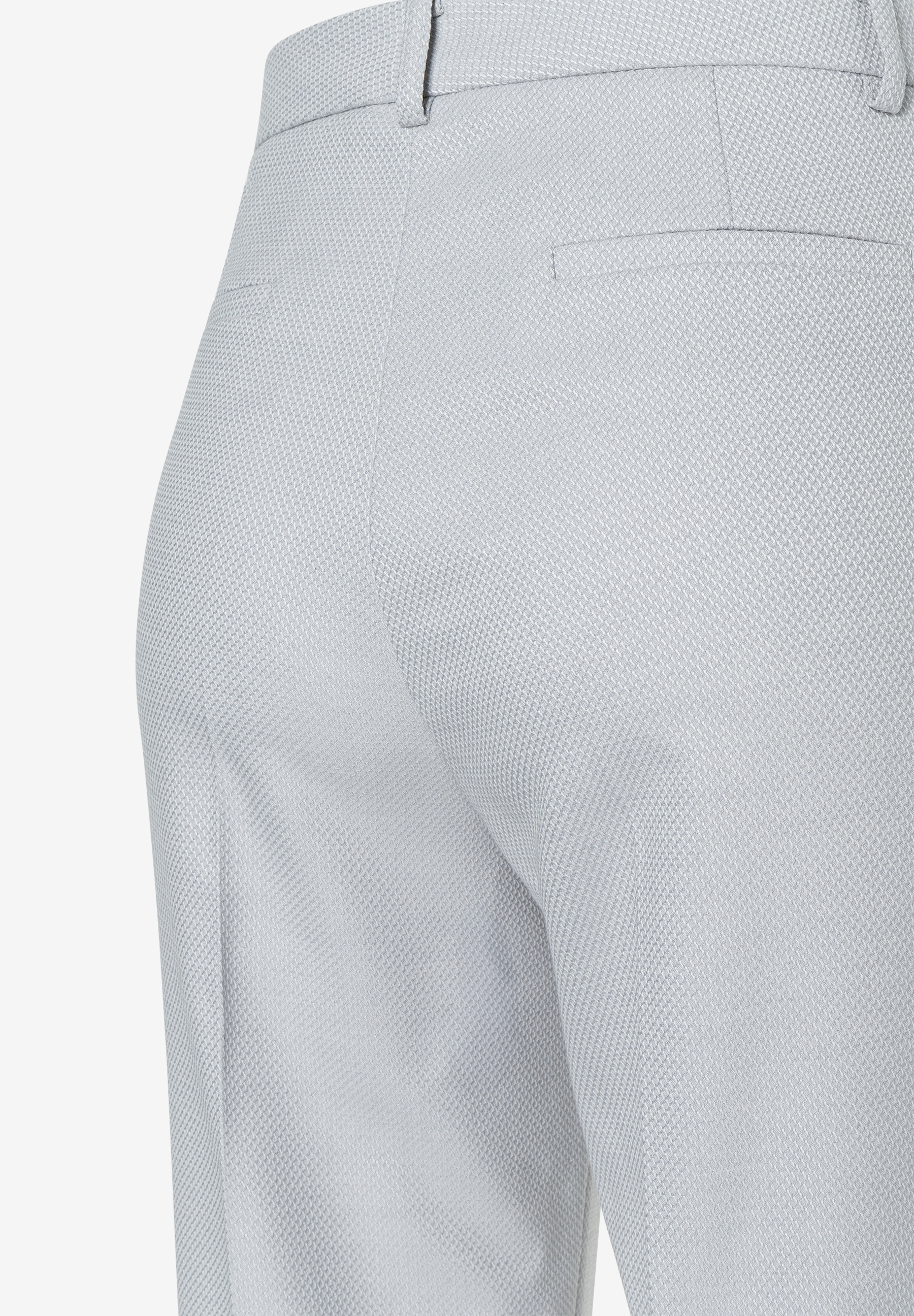 Nahaufnahme einer hellgrauen MORE & MORE Stretch-Hose in Pikee-Optik mit Gesäßtasche. Nahaufnahme einer hellgrauen MORE & MORE Stretch-Hose in Pikee-Optik mit Gesäßtasche.