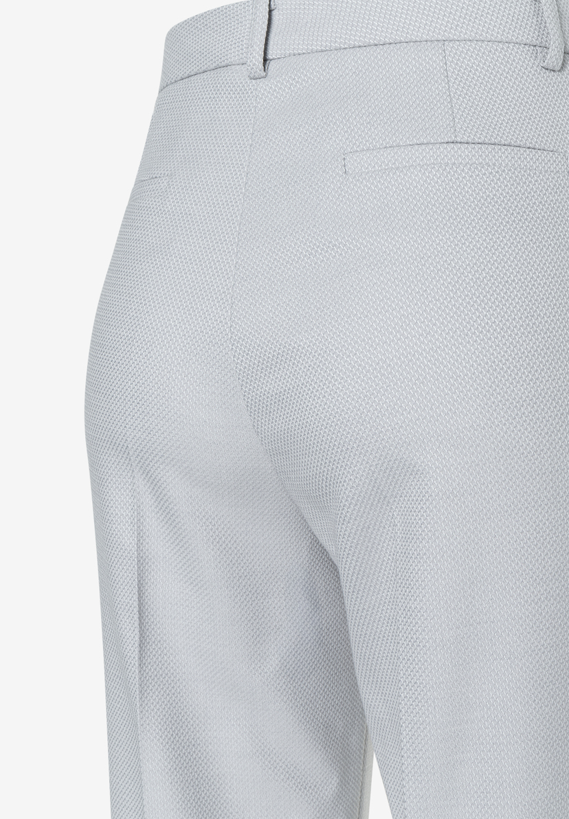 Nahaufnahme einer hellgrauen MORE & MORE Stretch-Hose in Pikee-Optik mit Gesäßtasche. Nahaufnahme einer hellgrauen MORE & MORE Stretch-Hose in Pikee-Optik mit Gesäßtasche.