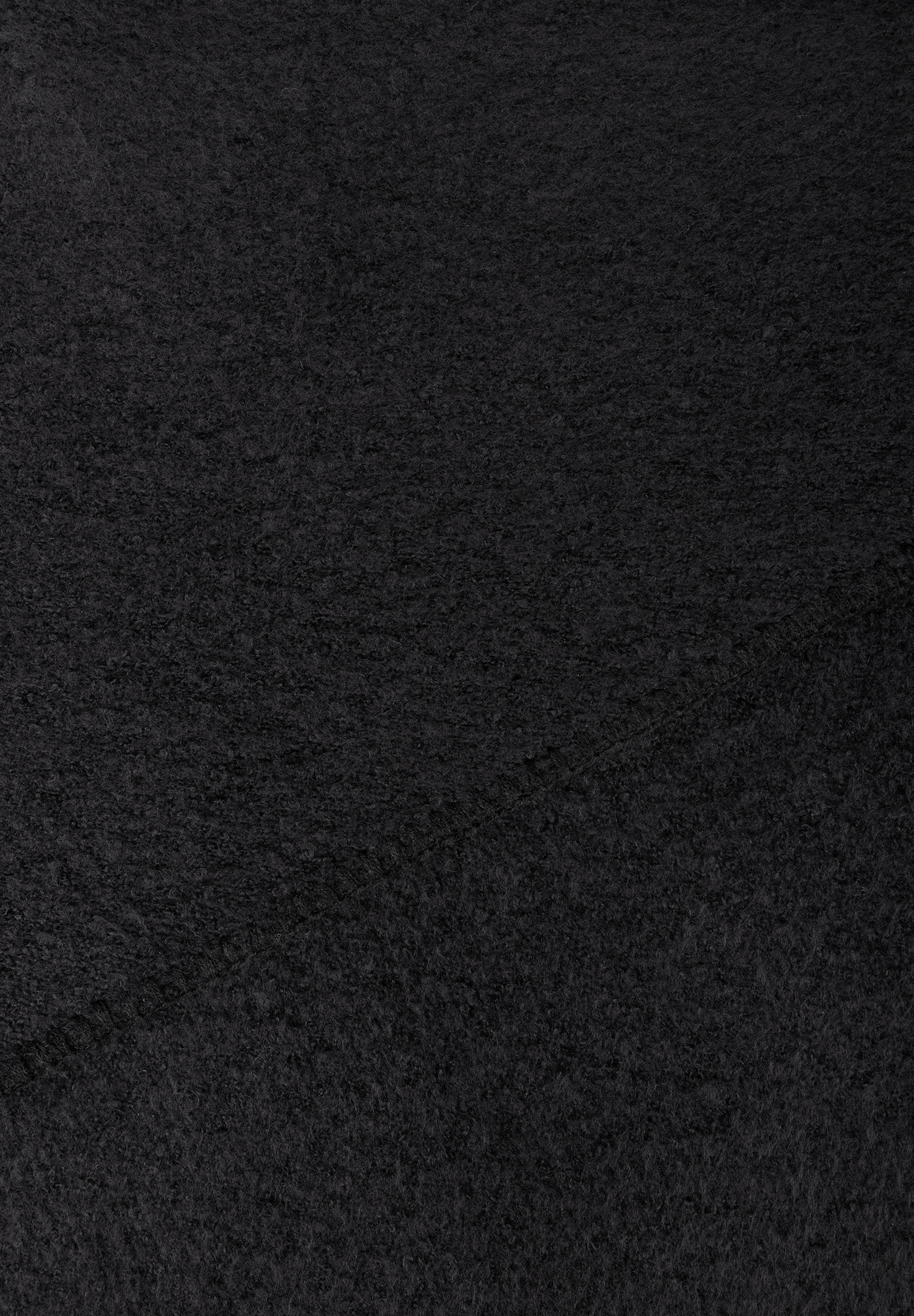 MORE & MORE Accessoires: Nahaufnahme des schwarzen Pelzimitats, das weiche Textur und tiefe Farbe zeigt.