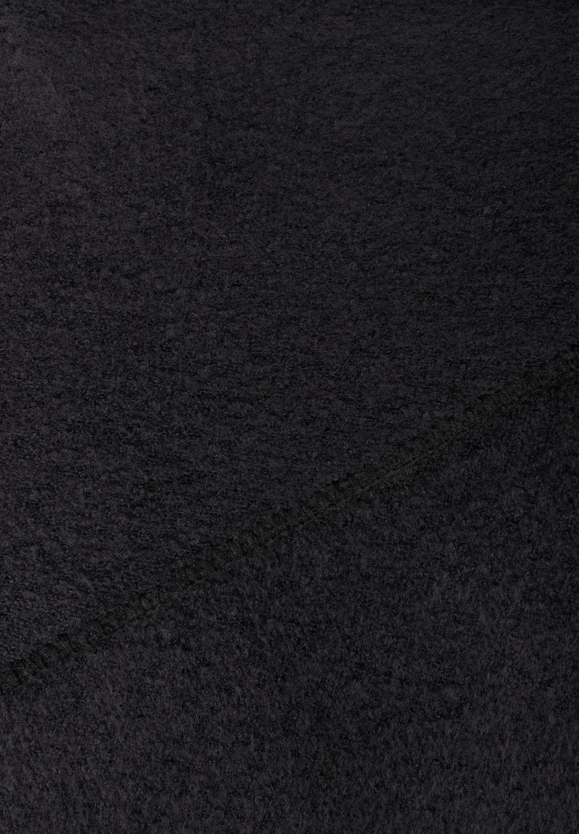 MORE & MORE Accessoires: Nahaufnahme des schwarzen Pelzimitats, das weiche Textur und tiefe Farbe zeigt.